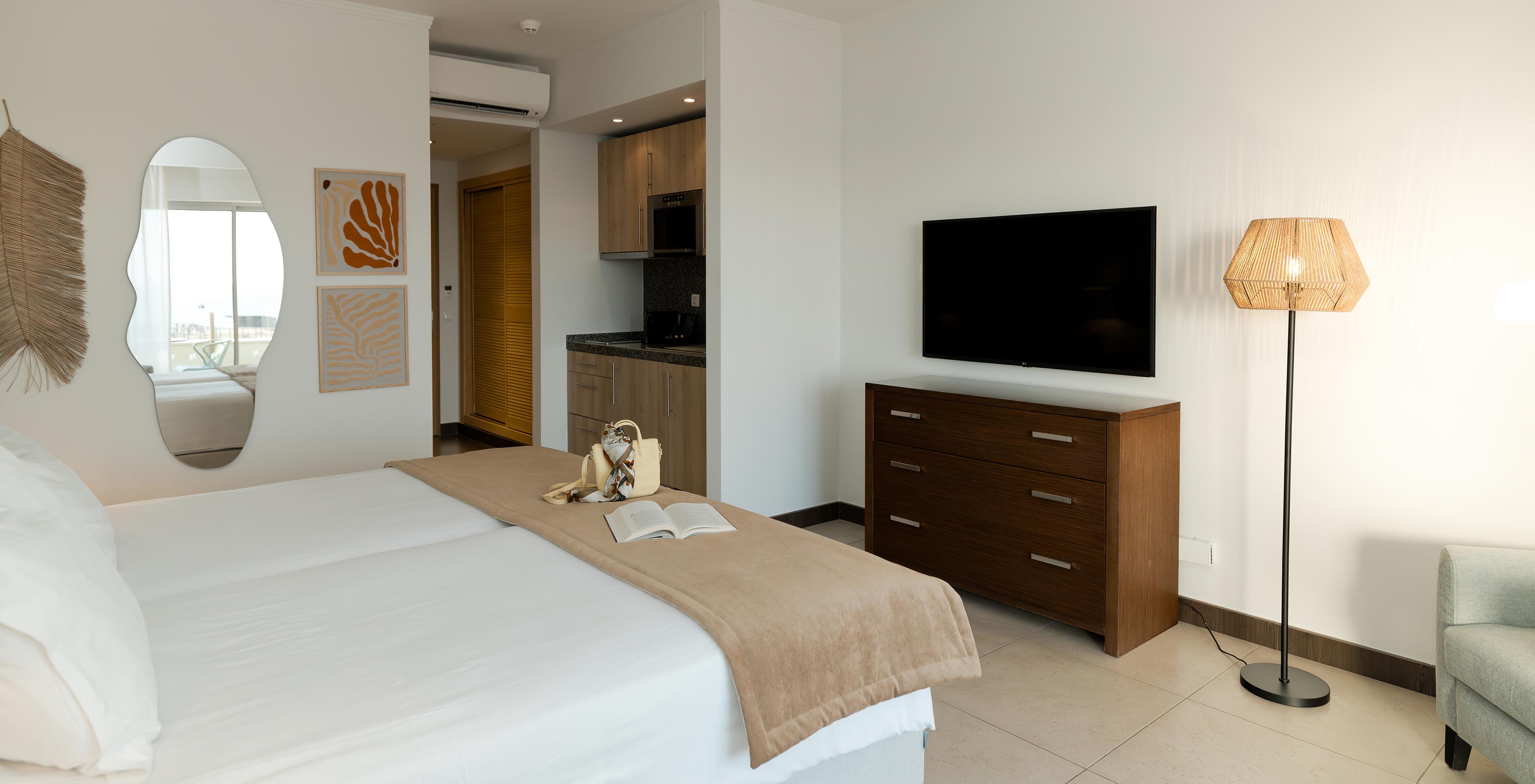 Studio Vue Jardin au Pestana Alvor Beach Villas dispose de deux lits, TV, miroir et climatisation