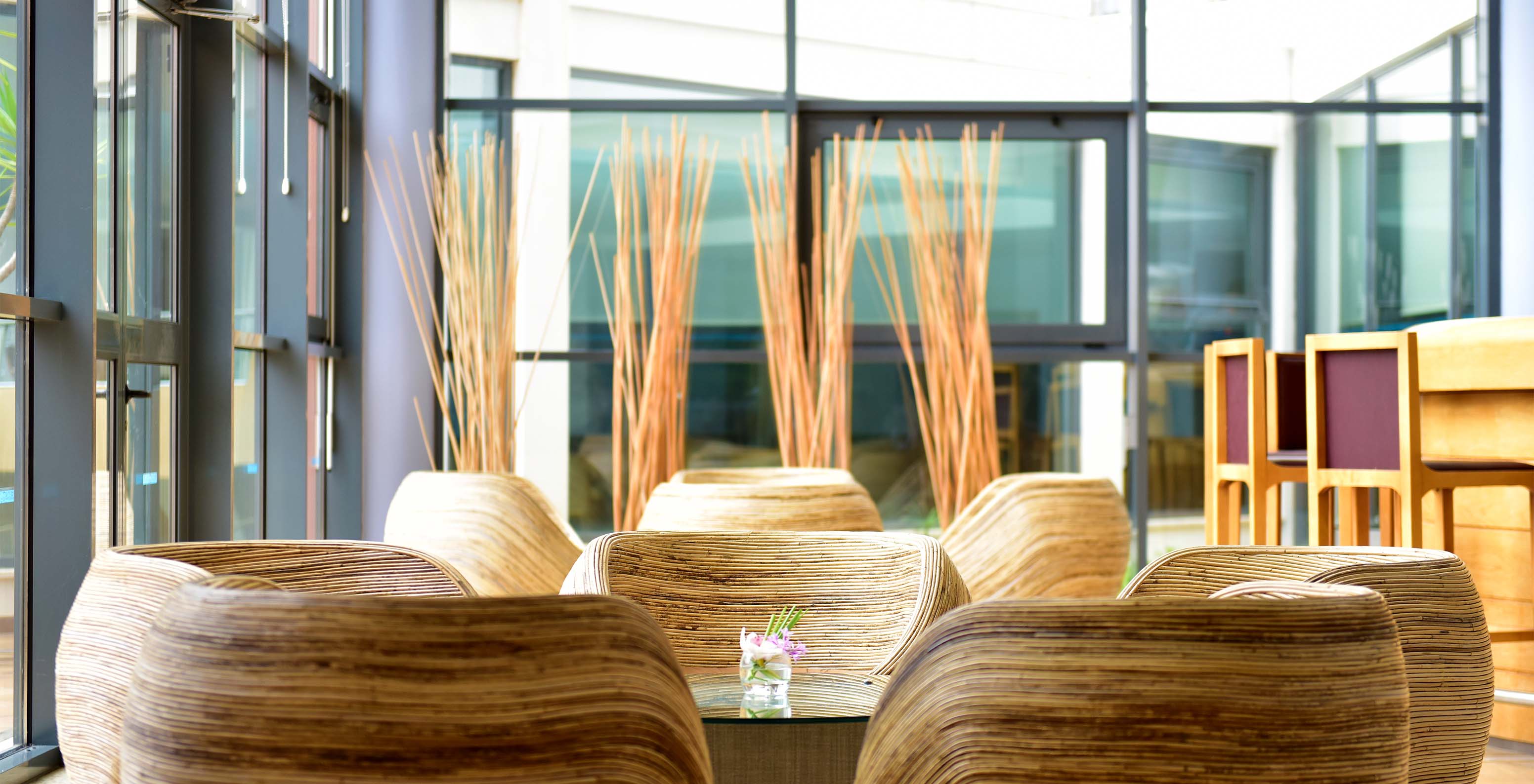 Le bar A Adega, à l'Aparthotel en Algarve, a des chaises rondes, des tables centrales, un bar et des portes en verre