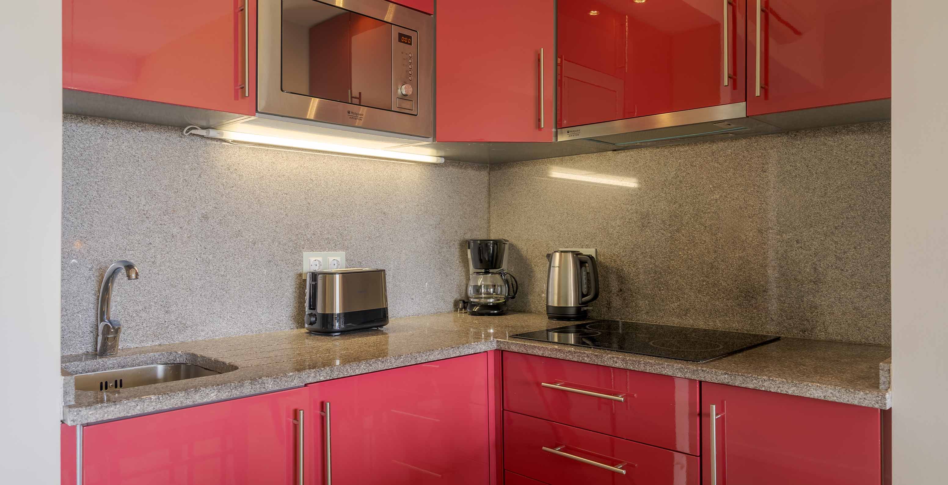 La Suite T1 Duplex Vue Mer du Pestana Alvor Praia a cuisine avec cuisinière, micro-ondes et bouilloire