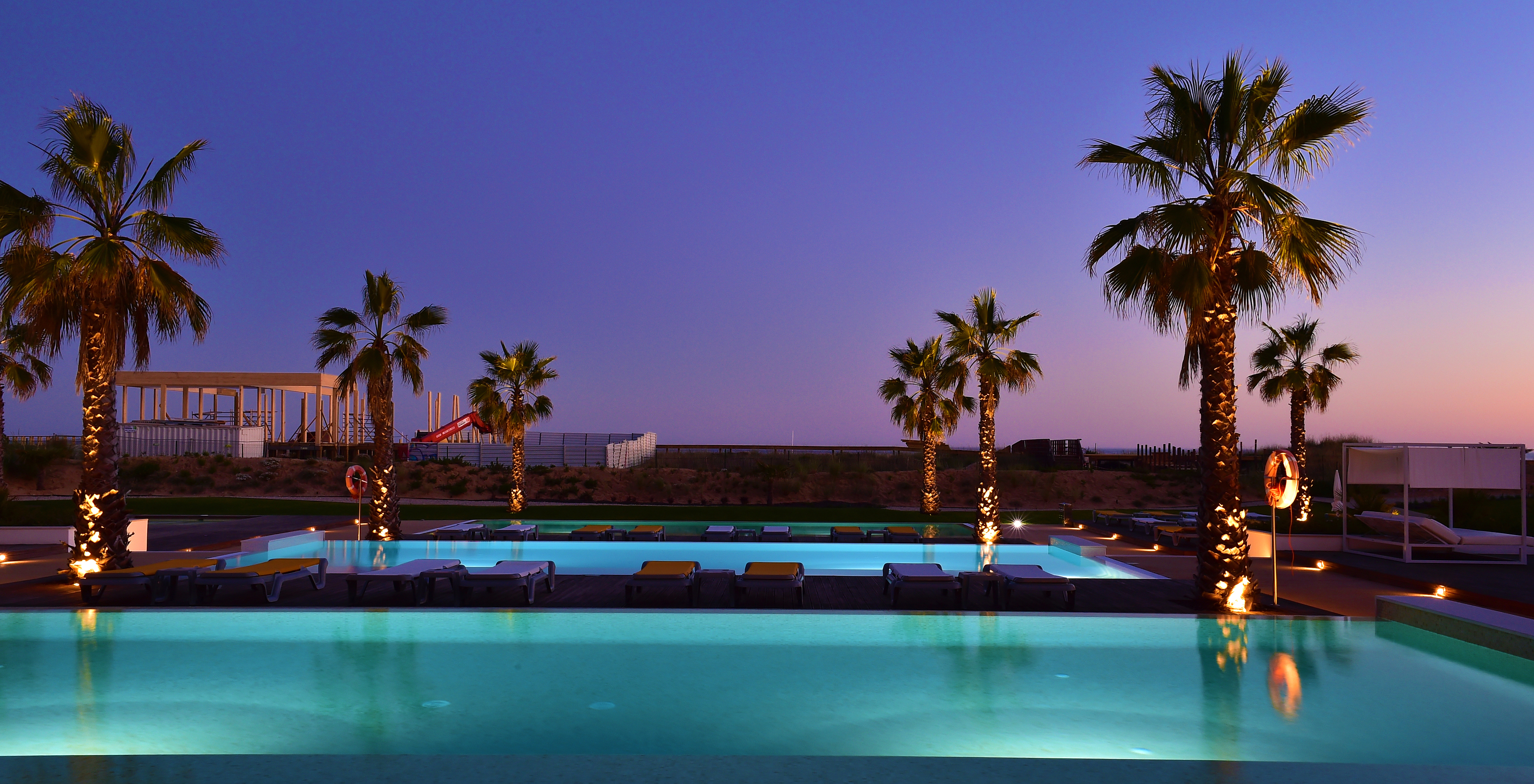 Coucher de soleil magnifique sur la plage avec des teintes bleues et orangées du ciel