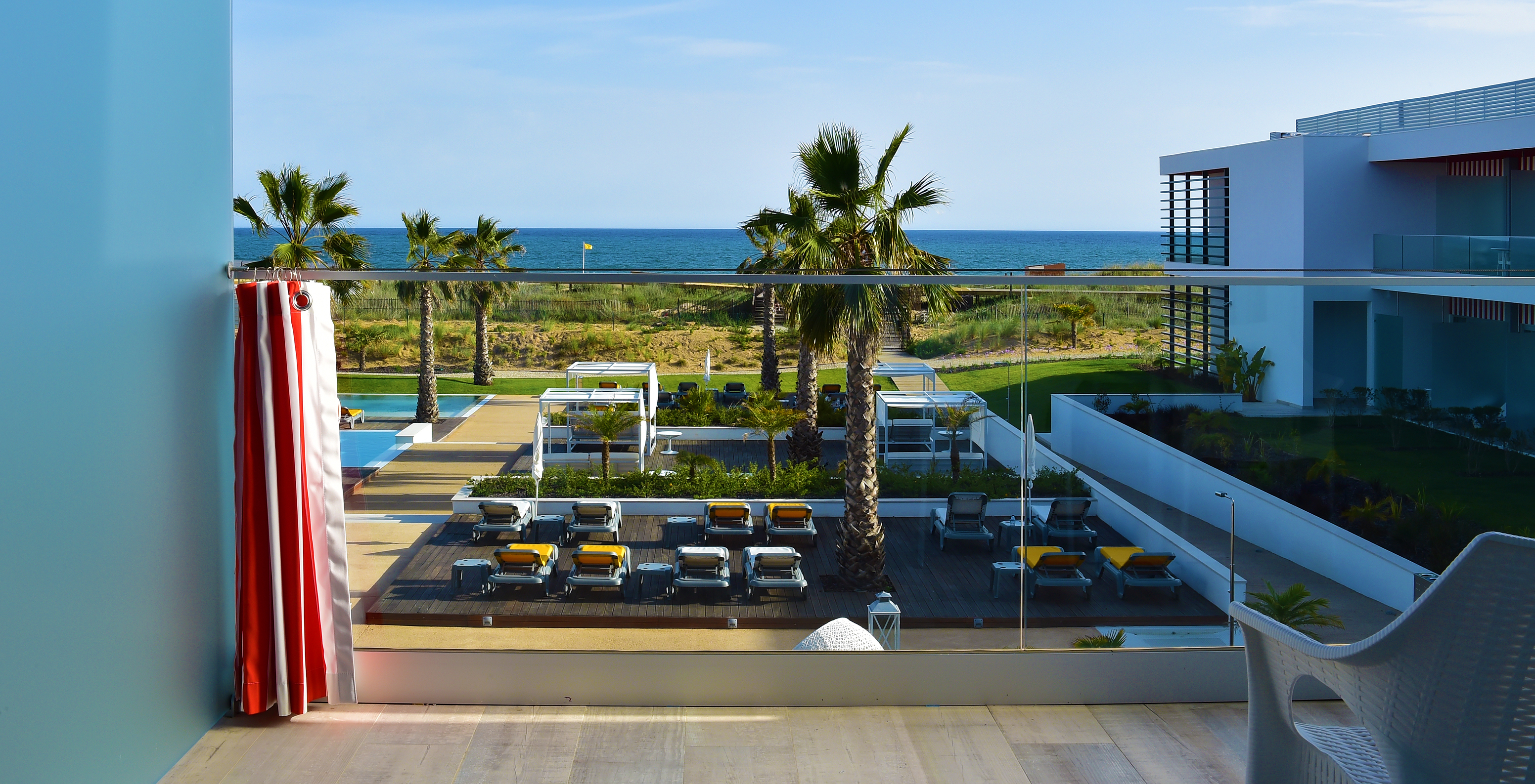 Le Deluxe Balcon Vue Mer ou Piscine - Exclusif Website du Pestana Alvor South Beach a un balcon avec vue sur la plage