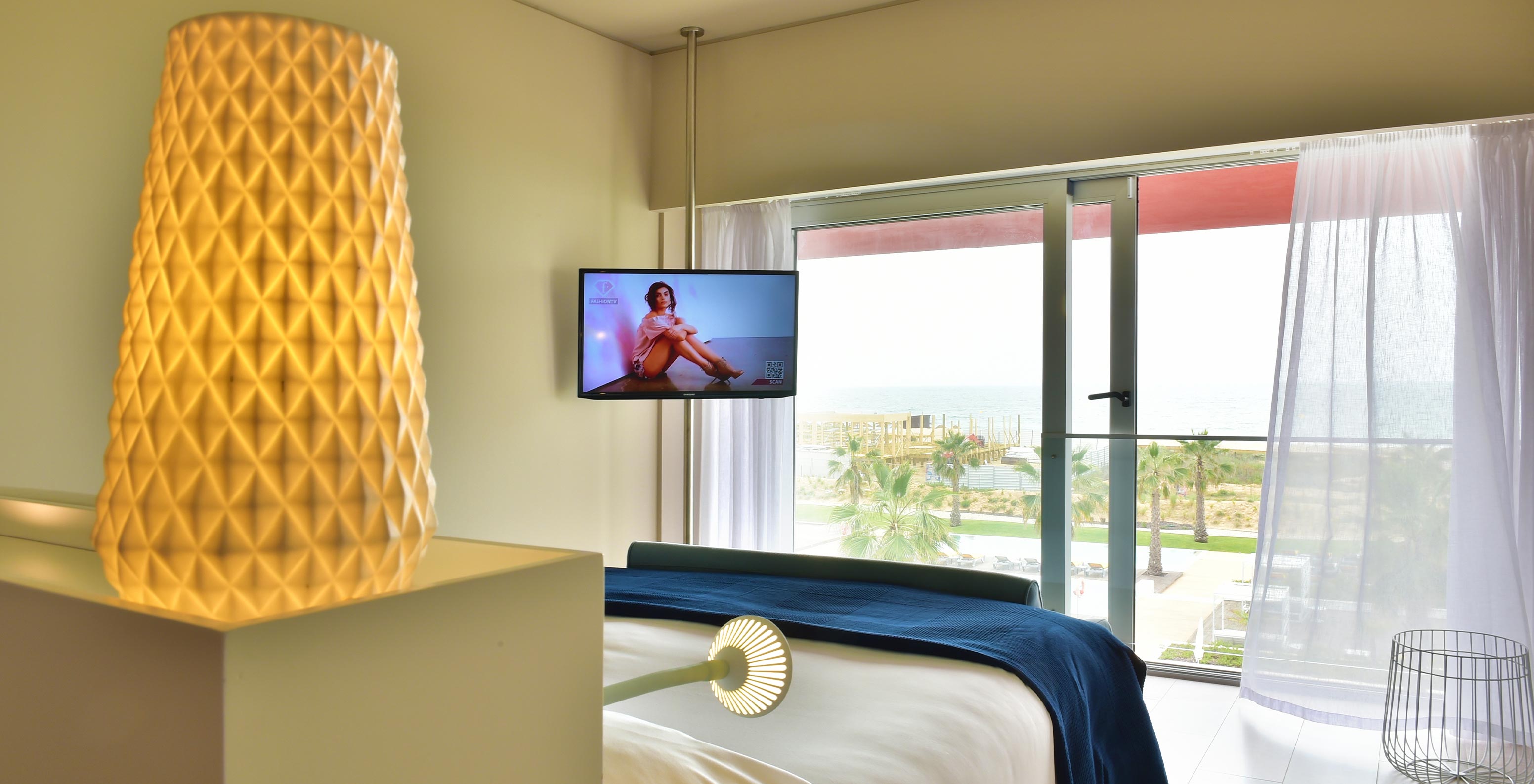 Le Deluxe Vue Mer du Pestana Alvor South Beach a un lit double une télé et une fenêtre