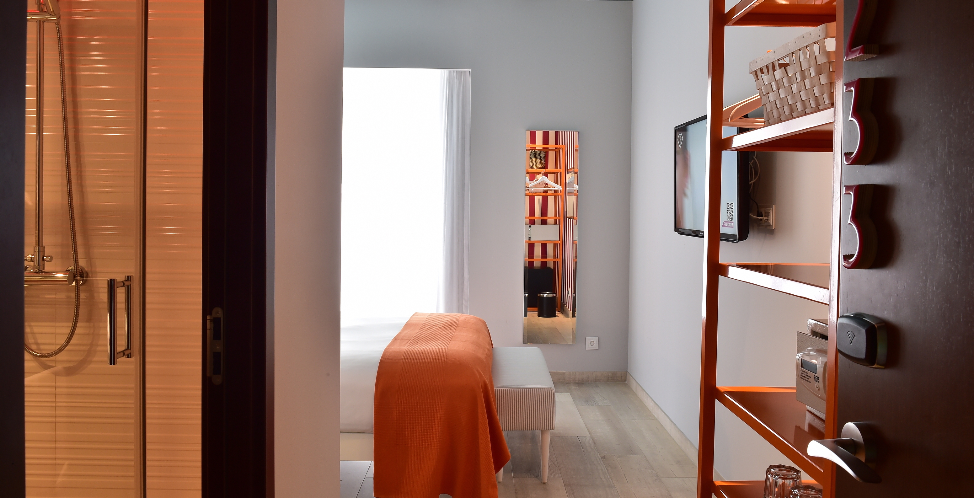 Le Deluxe - Exclusif Website du Pestana Alvor South Beach a un petit placard ouvert avec cintres et étagères