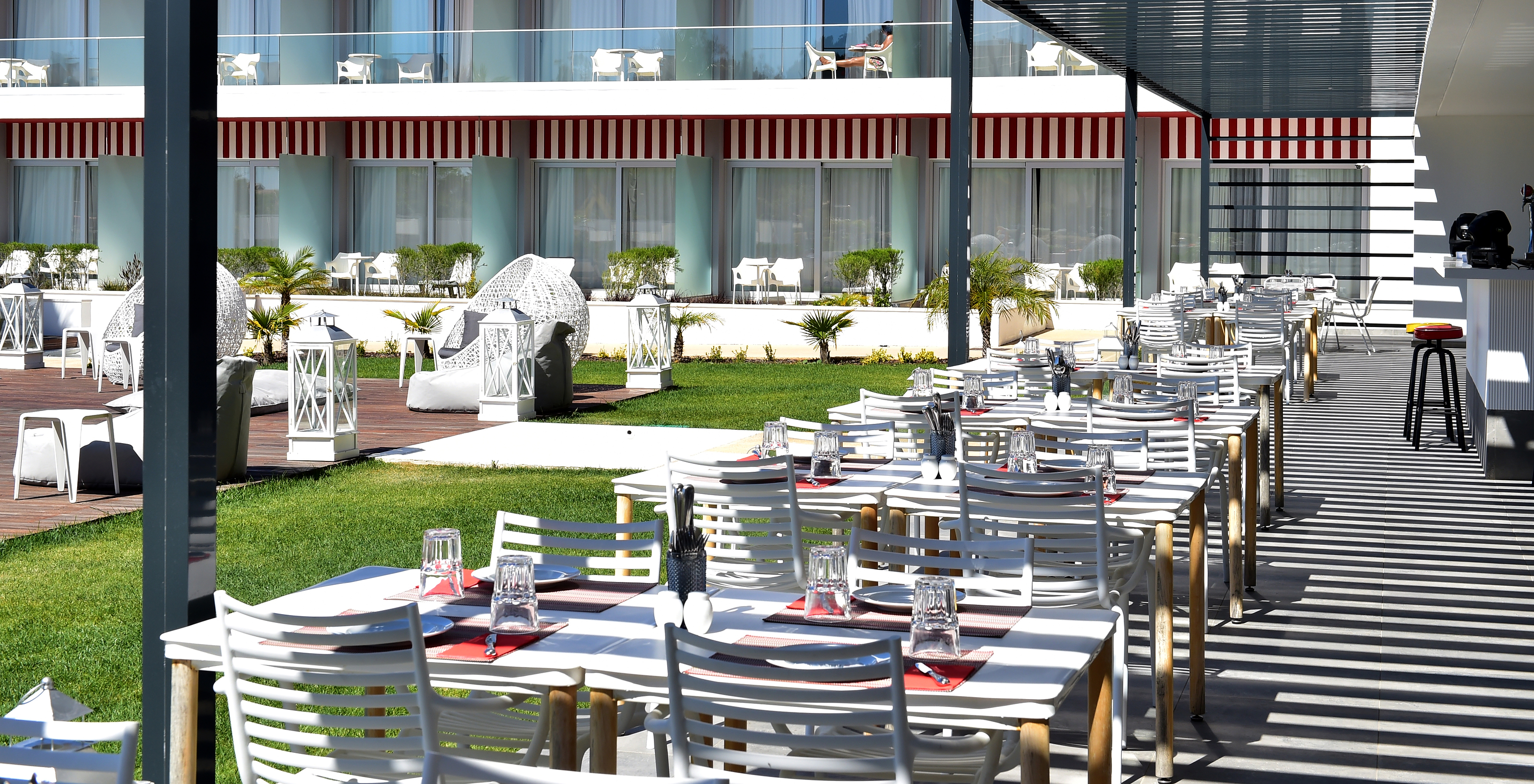 Au Pestana Alvor South Beach, vous pouvez déguster des jus et des snacks délicieux sur la terrasse avec vue sur la piscine