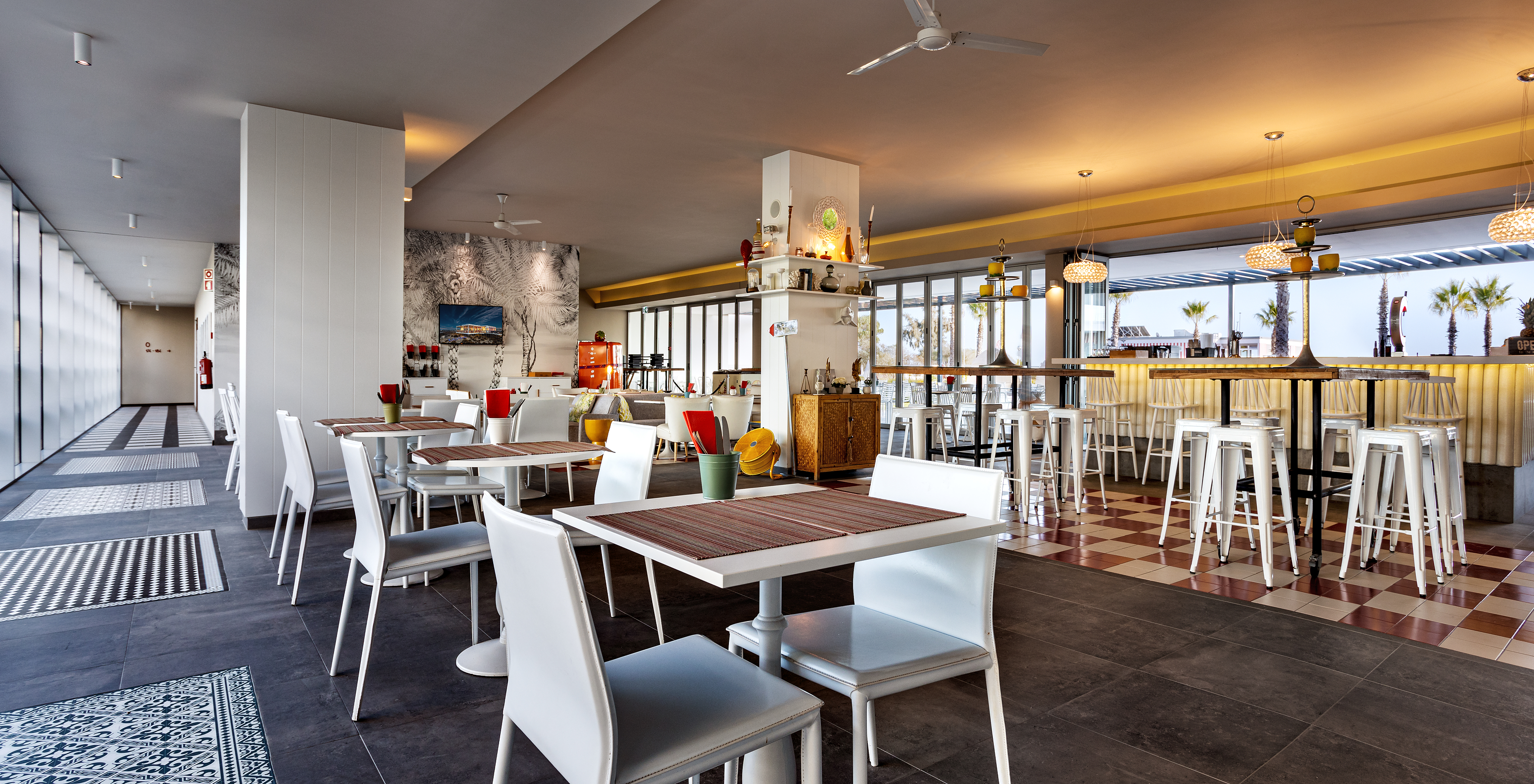 Le bar Sunset, à l'Hôtel Premium en Algarve, propose des jus naturels, des cocktails créatifs et des en-cas délicieux