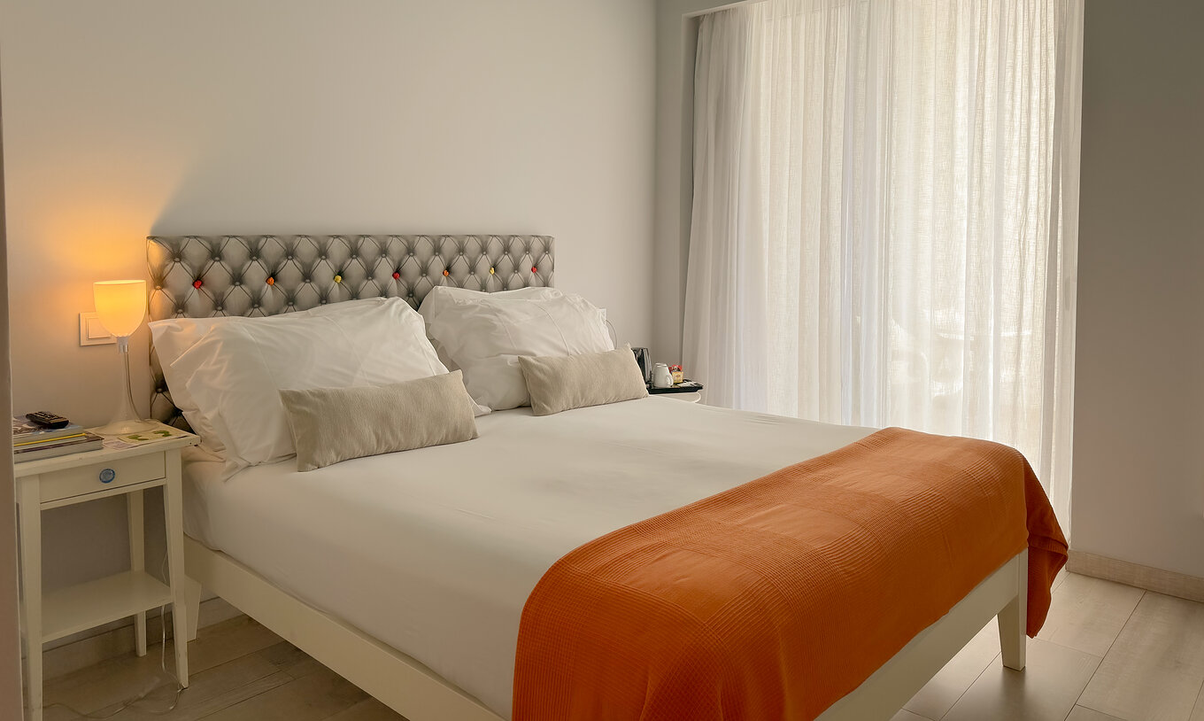 Le Deluxe - Exclusif Website du Pestana Alvor South Beach a un lit double avec un balcon ou terrasse avec vue