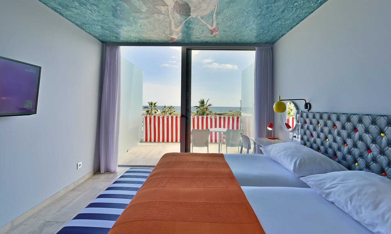 La Suite Duplex Vue Mer du Pestana Alvor South Beach a un balcon à côté du lit avec vue sur la mer