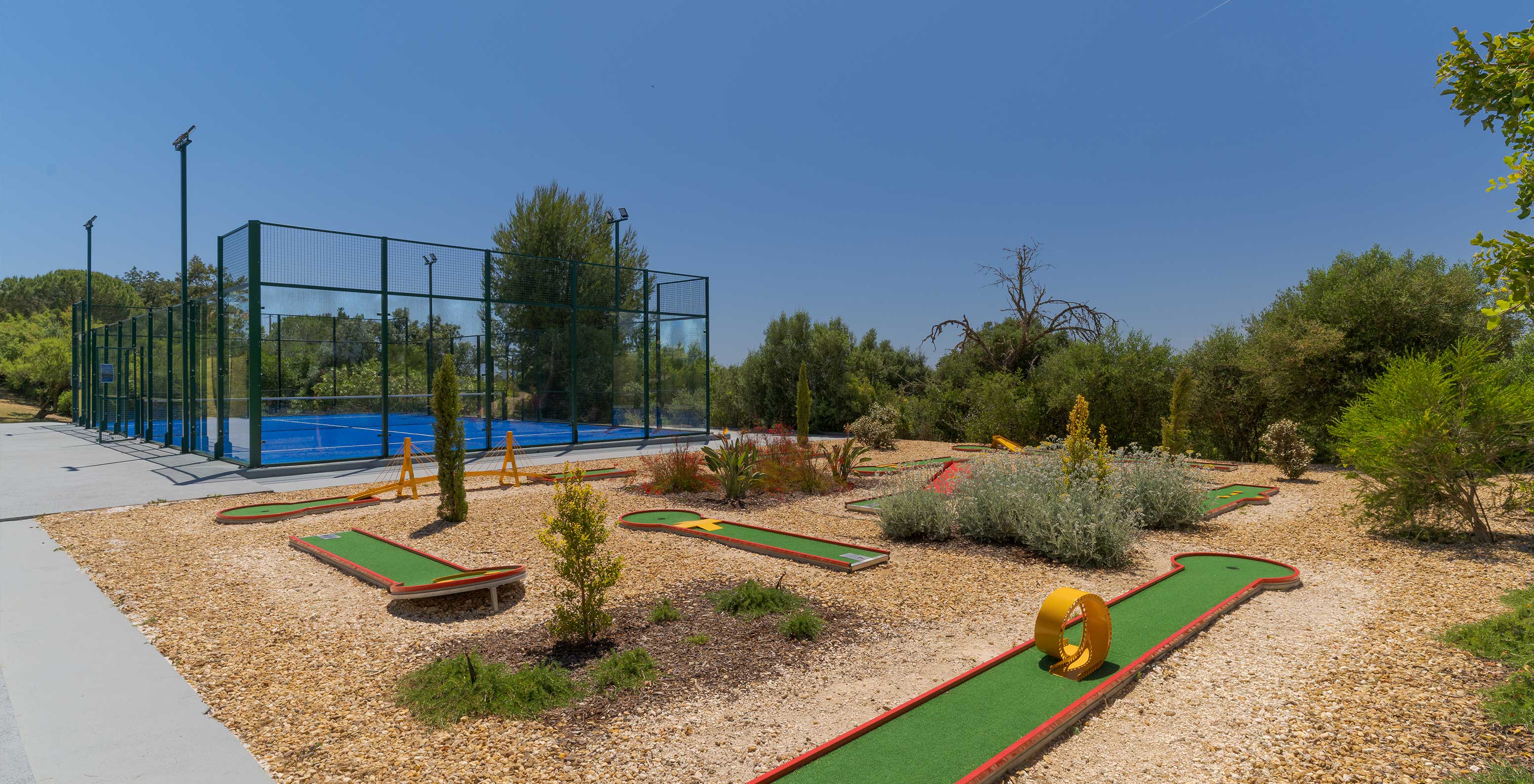 Vue extérieure du bâtiment du Pestana Blue Alvor Beach, qui a un terrain de padel et un mini-golf