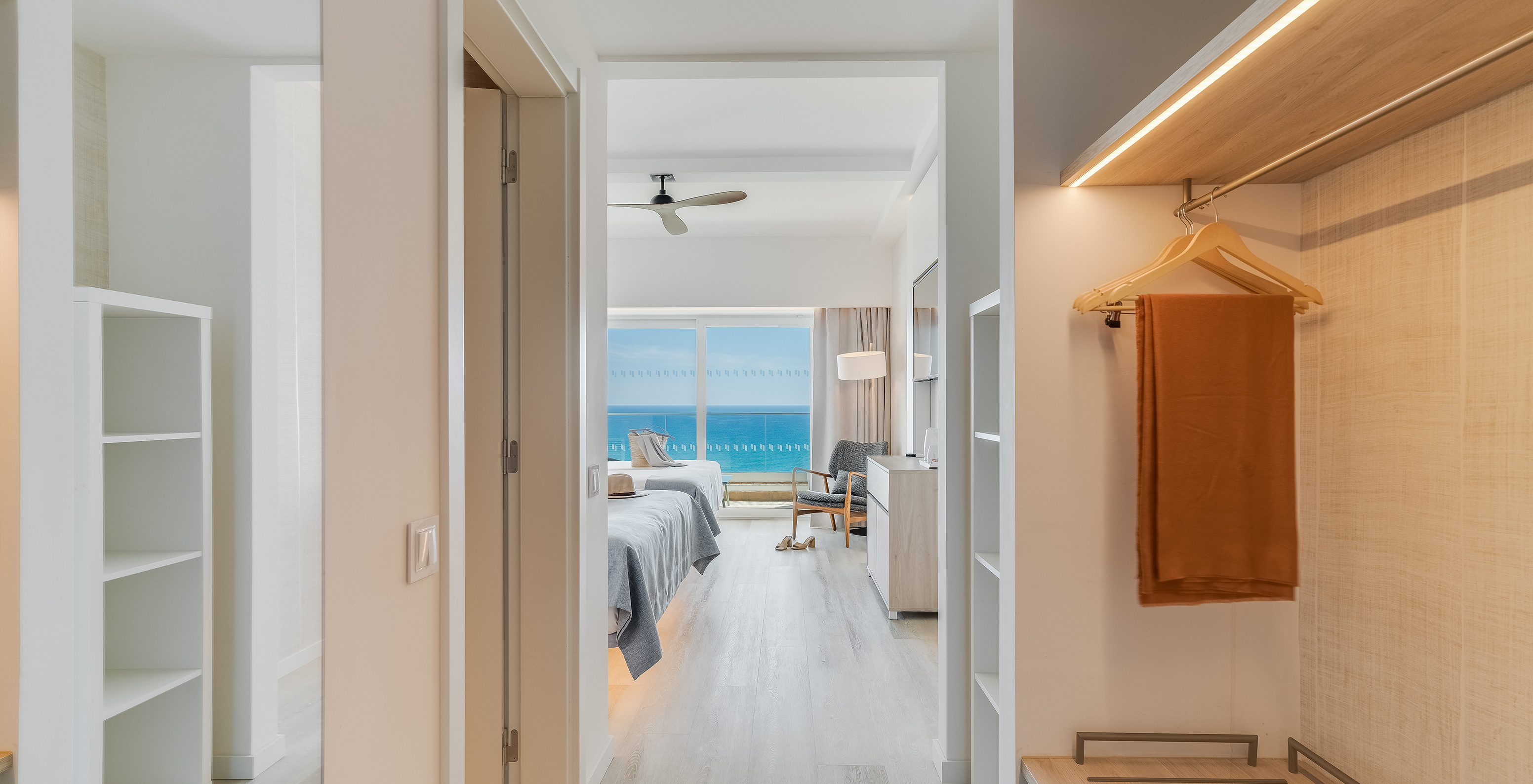 La Chambre Familiale Supérieure Vue Mer du Pestana Blue Alvor Beach a un Couloir avec Armoire et Miroir, et un Balcon