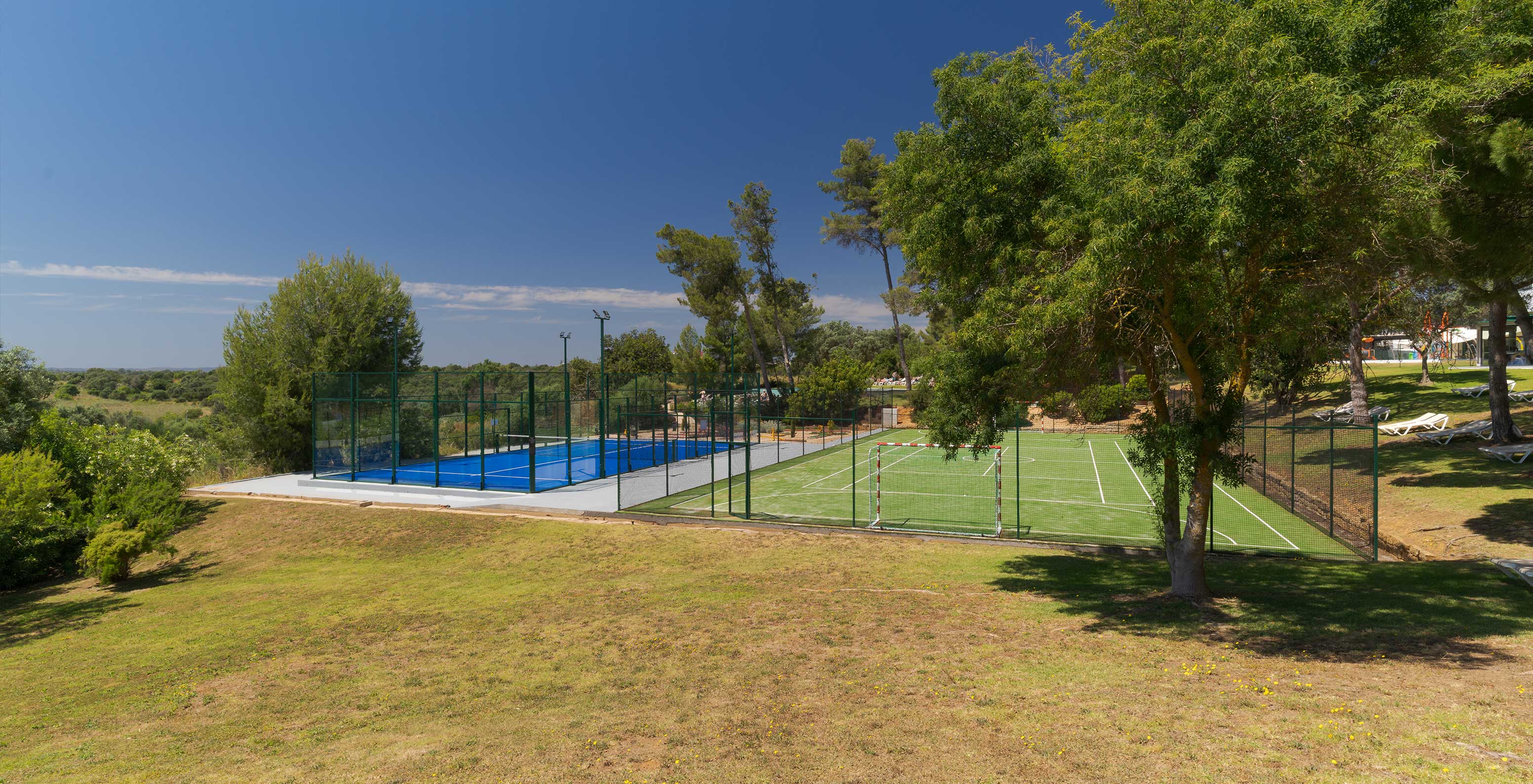 Hôtel 5 étoiles près de la plage avec piscine et terrains de sport pour les activités