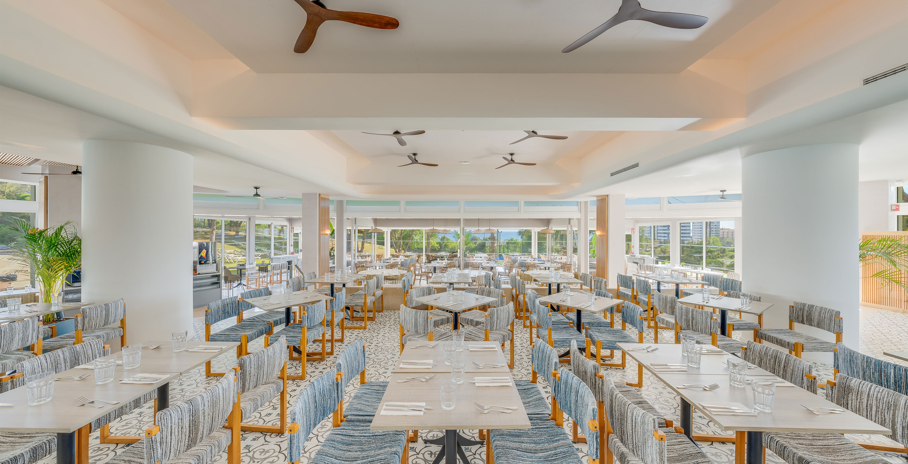 Le bar Acqua, à l'Hôtel Tout Inclus en Algarve, a beaucoup de lumière naturelle et des zones pour les repas