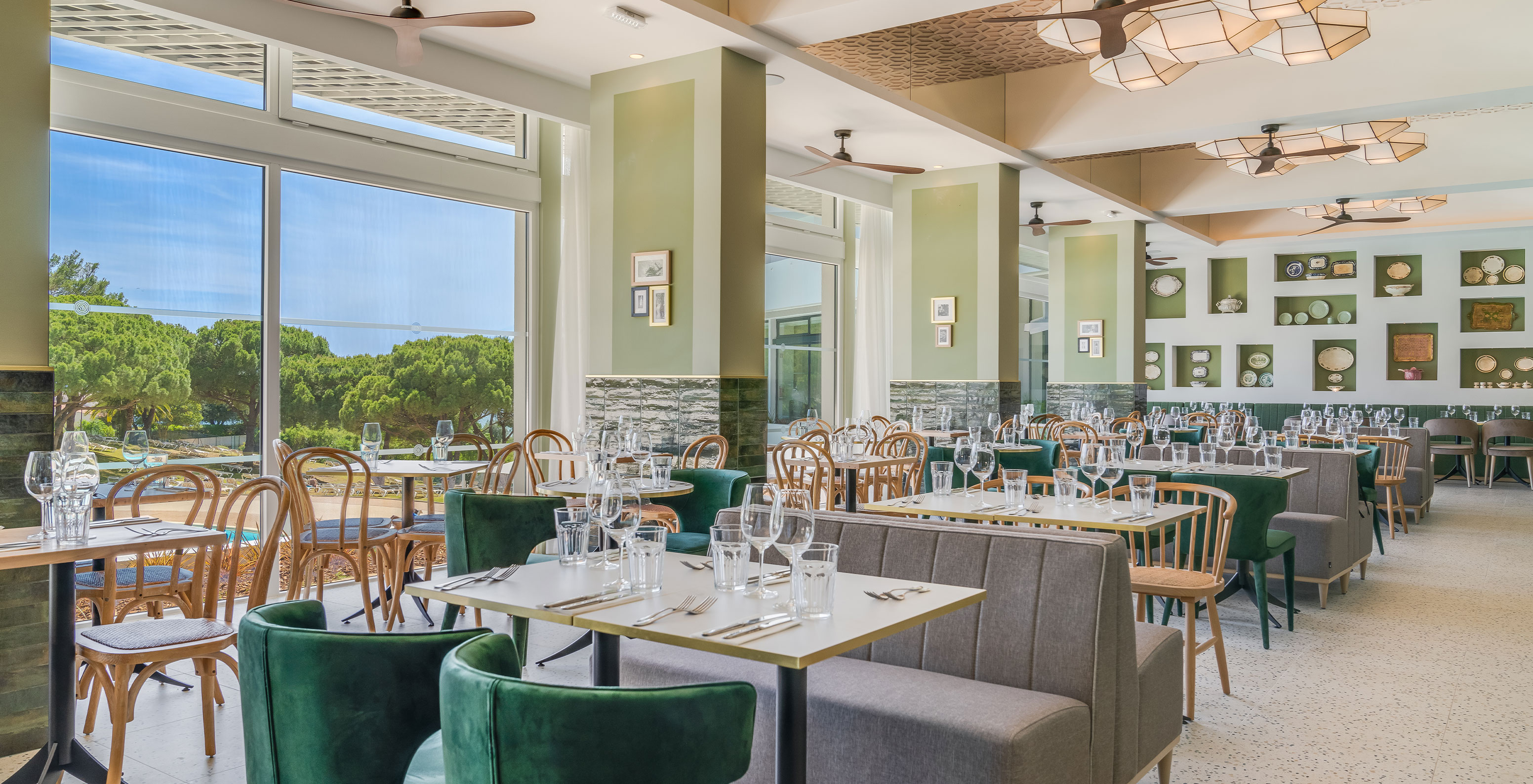 Le restaurant Luigi, à l'Hôtel Tout Inclus en Algarve, propose des tables avec des canapés et des chaises confortables