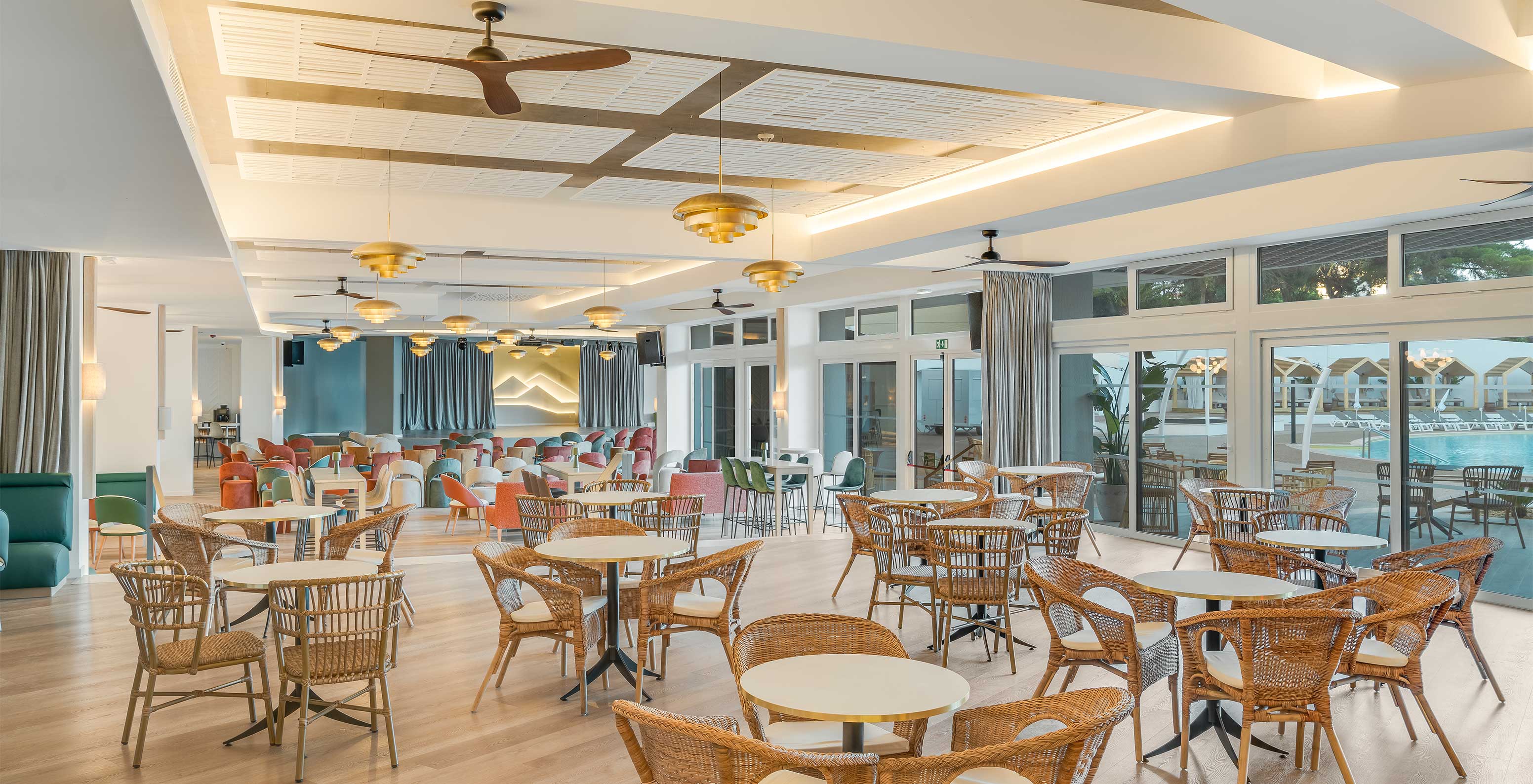 Le bar Coral, à l'Hôtel Tout Inclus en Algarve, est lumineux avec plusieurs tables pour déguster des boissons