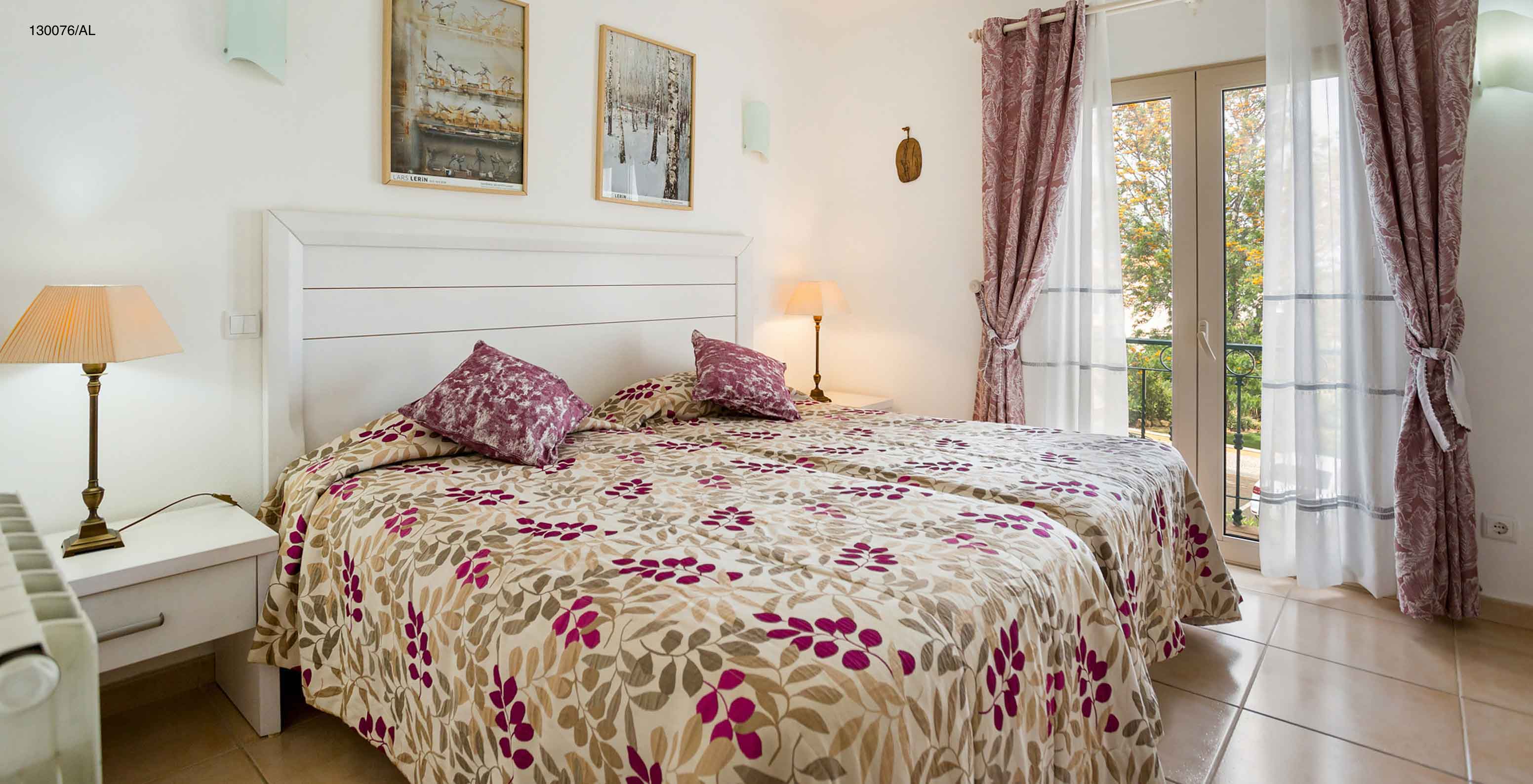 L'appartement Pestana Carvoeiro Golf T2 Standard dispose d'un lit double avec deux tables de chevet