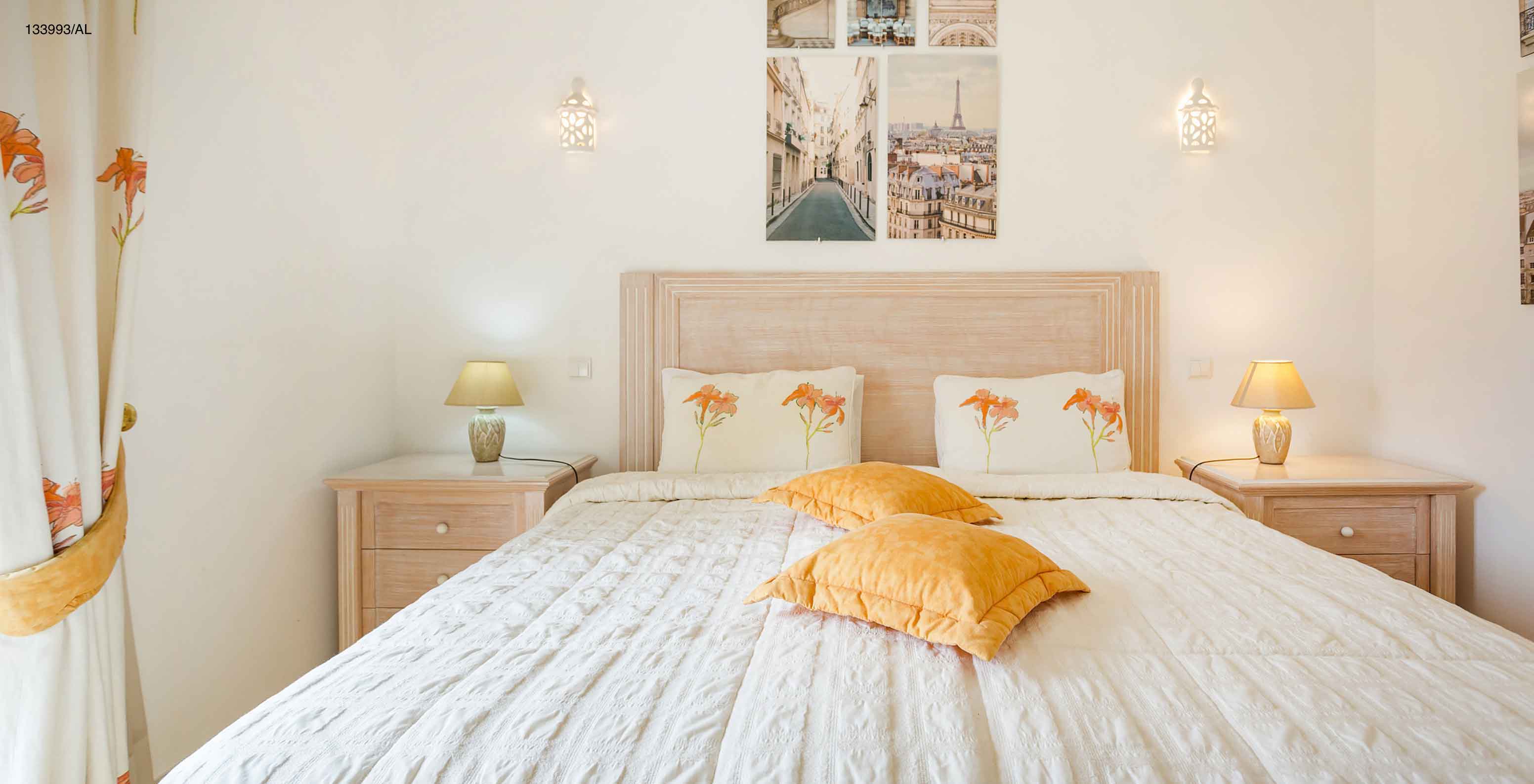 L'appartement Pestana Carvoeiro Golf T2 Superior dispose d'une chambre avec un lit double et deux tables de chevet