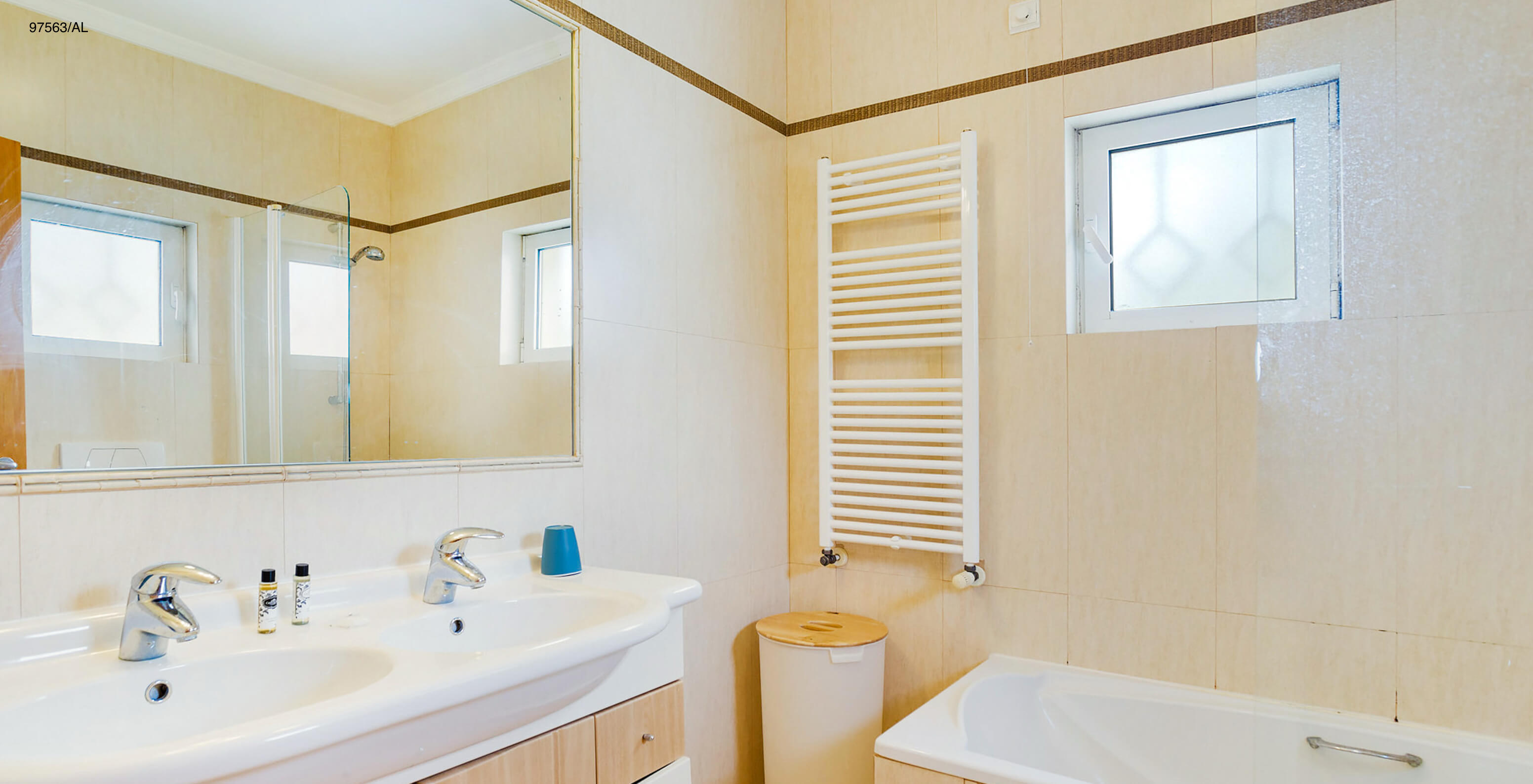 L'appartement Pestana Carvoeiro Golf T3 Superior dispose d'une salle de bain avec deux lavabos, une baignoire et un miroir