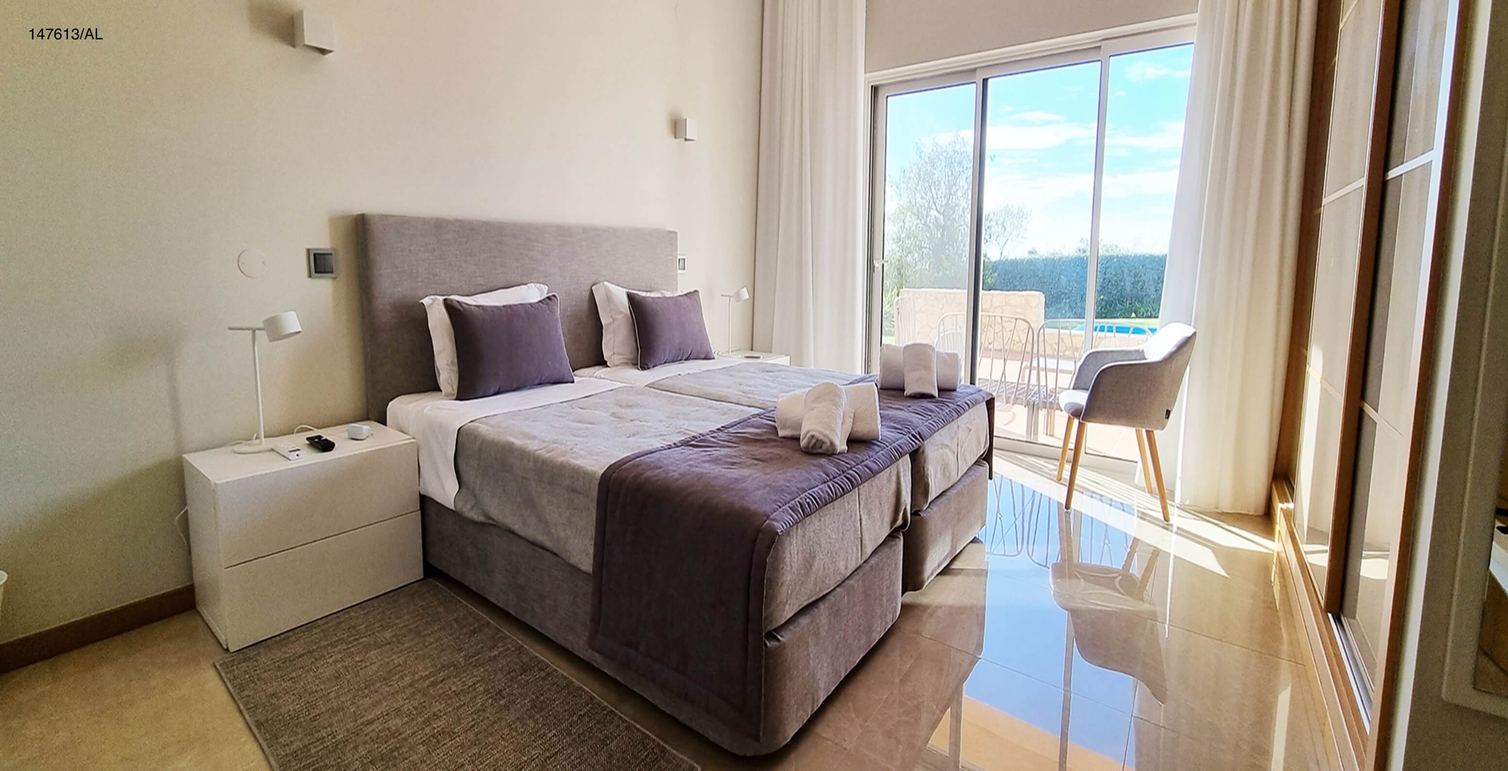 La villa Pestana Carvoeiro Golf V5 Superior dispose d'une chambre avec deux lits simples et une table de chevet