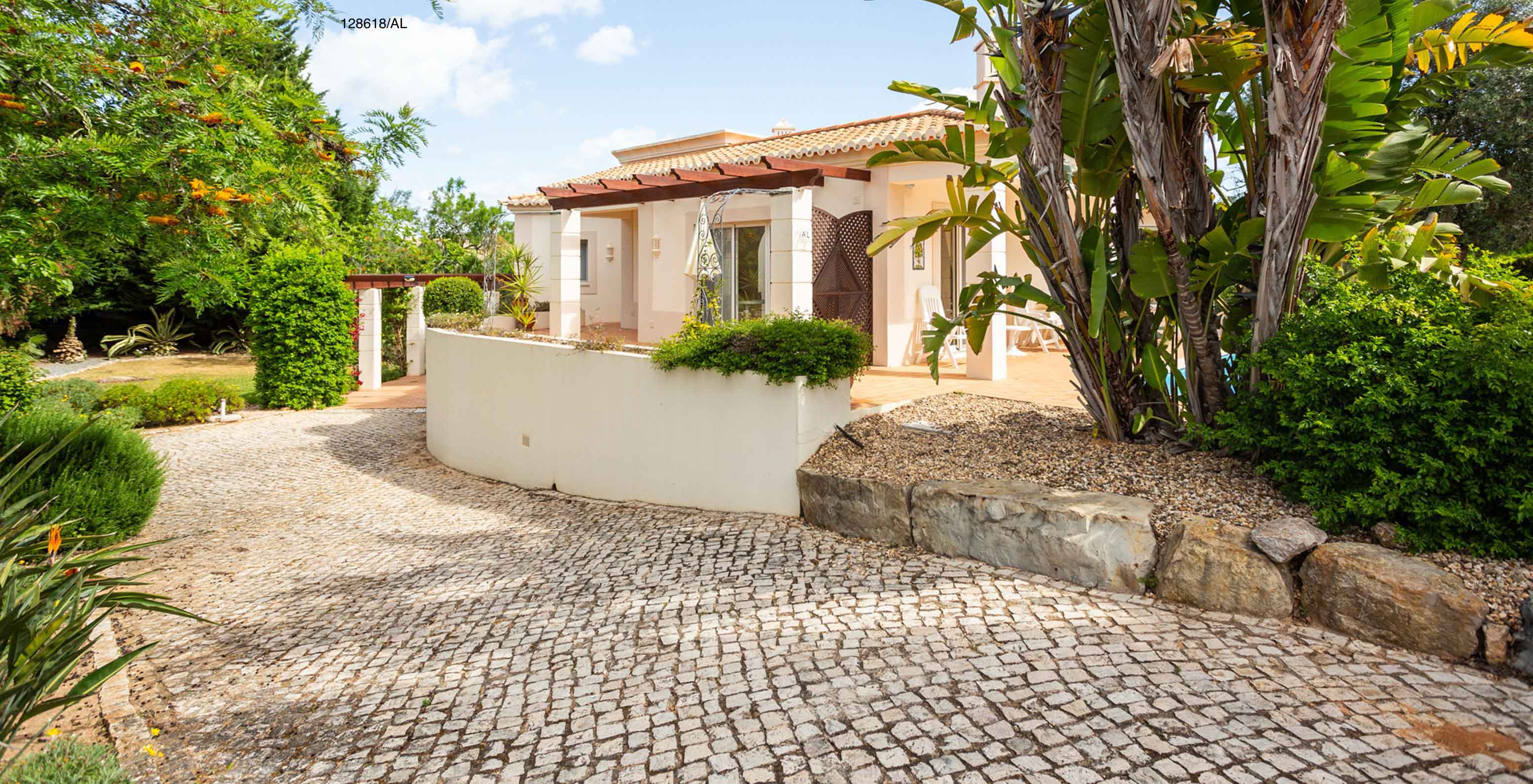 La villa Pestana Carvoeiro Golf V3 Superior dispose d'un espace extérieur avec une pelouse et des arbres