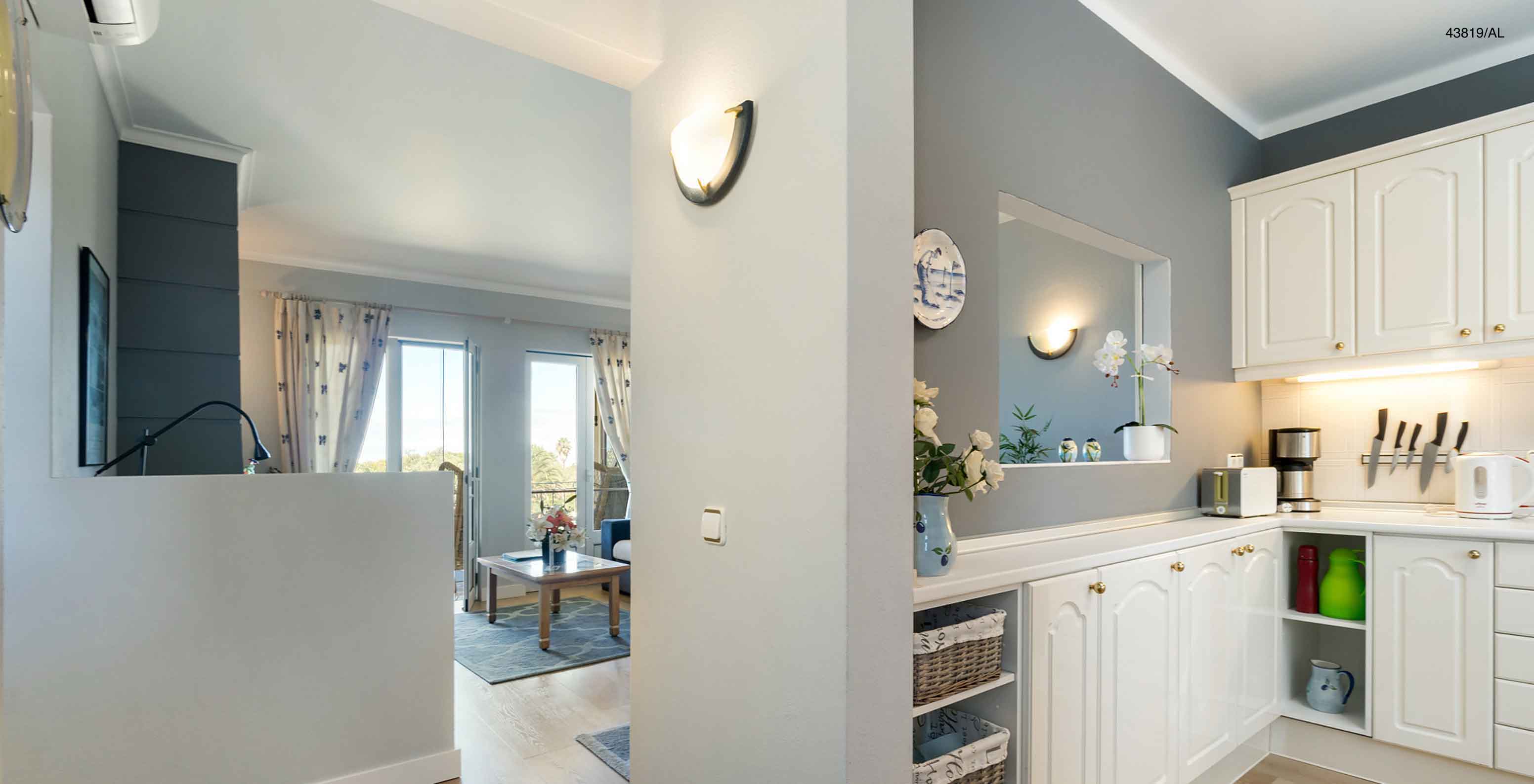 L'appartement Pestana Carvoeiro Golf T1 Superior dispose d'une entrée avec vue sur le salon et la cuisine