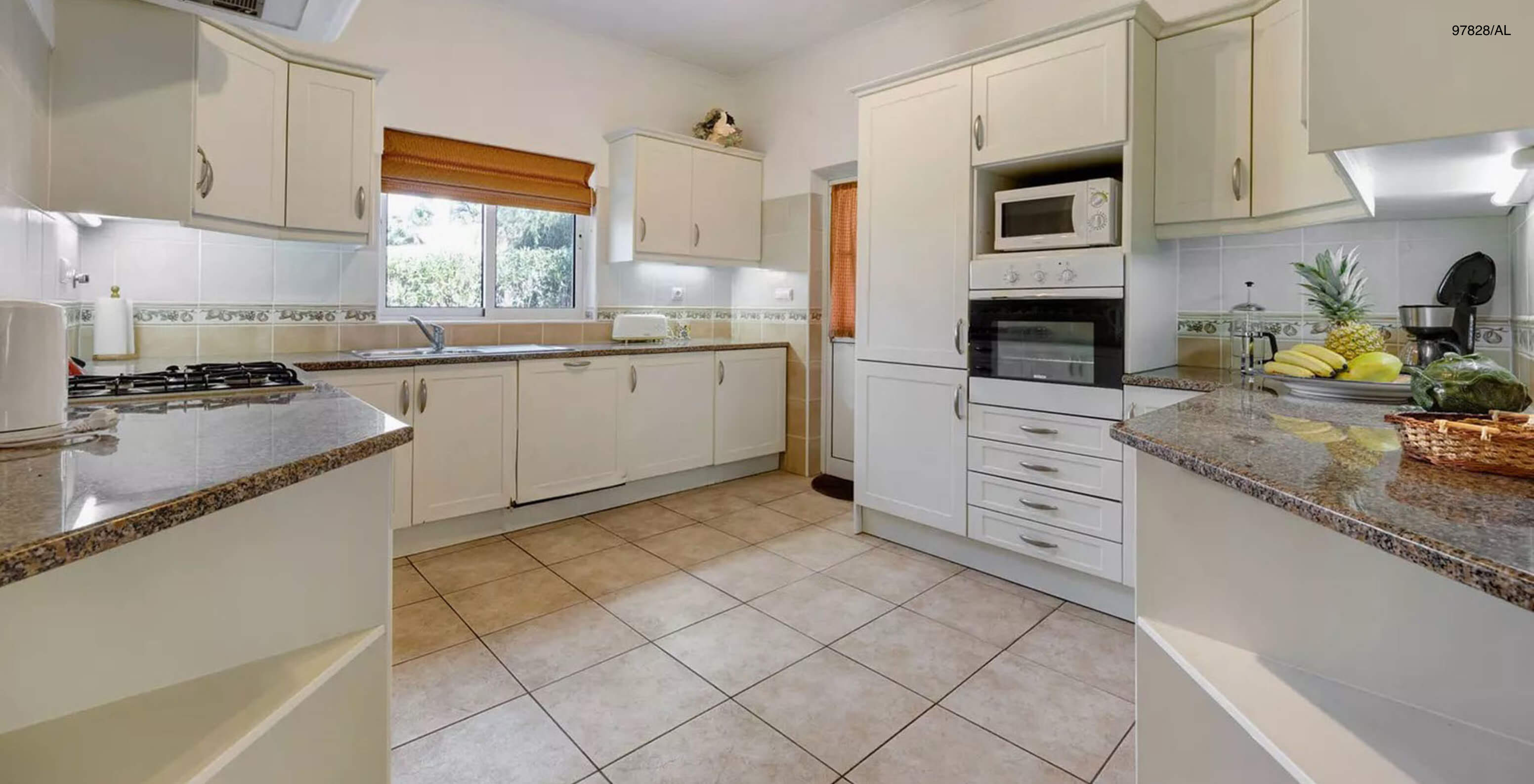 La villa Pestana Carvoeiro Golf V3 Standard dispose d'une cuisine avec des armoires blanches et des appareils