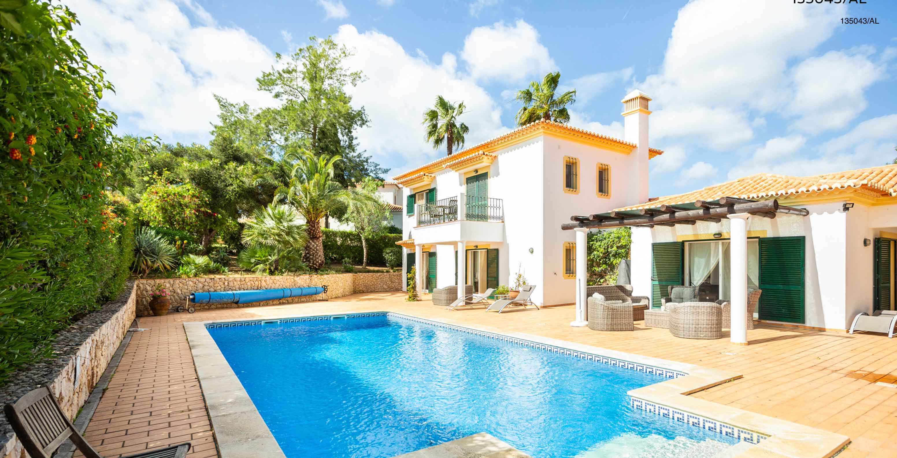 La villa Pestana Carvoeiro Golf V4 Standard dispose d'un espace extérieur avec une piscine et des arbres autour