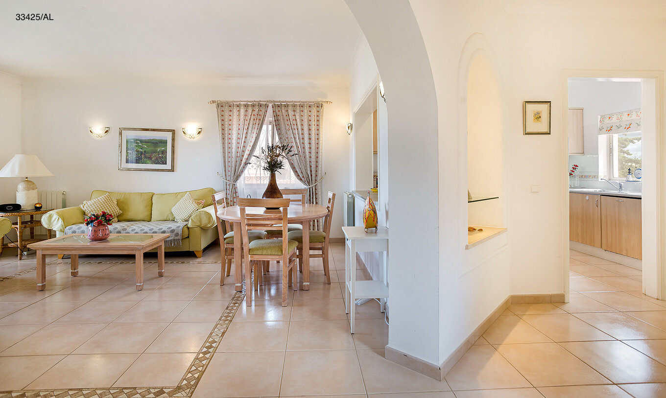 L'appartement Pestana Carvoeiro Golf T2 Standard dispose d'un salon avec des canapés verts et une table avec des chaises