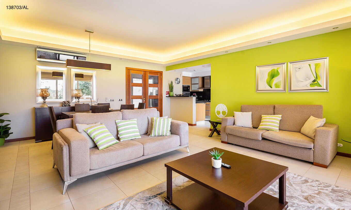 L'appartement Pestana Carvoeiro Golf T2 Superior dispose d'un salon avec deux canapés beiges et une table basse