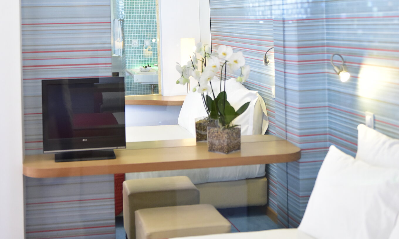 Le Deluxe Vue Terre du Pestana Dom João II a un lit double, un miroir et une télévision