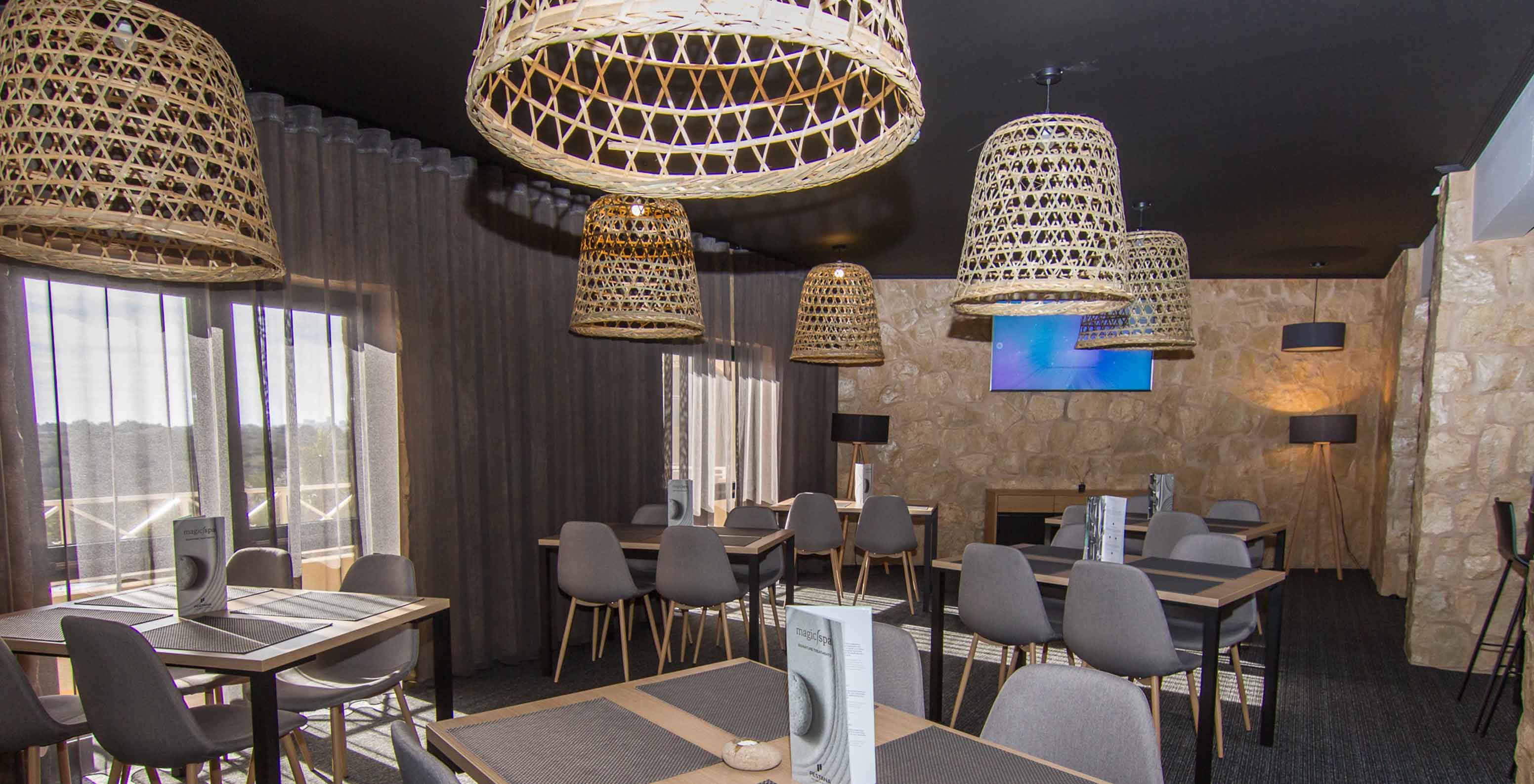 Le Restaurant Fairway, de l'Hôtel 4 Étoiles en Algarve, a un espace avec des tables, des chaises et vue extérieure