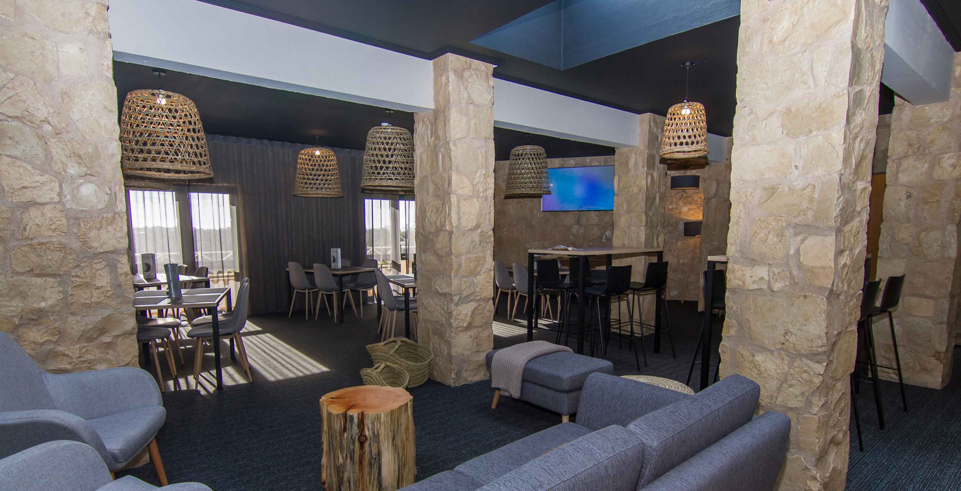 Le Restaurant Fairway, de l'Hôtel 4 Étoiles pour Familles en Algarve, a un espace avec des lampes, des tables et chaises