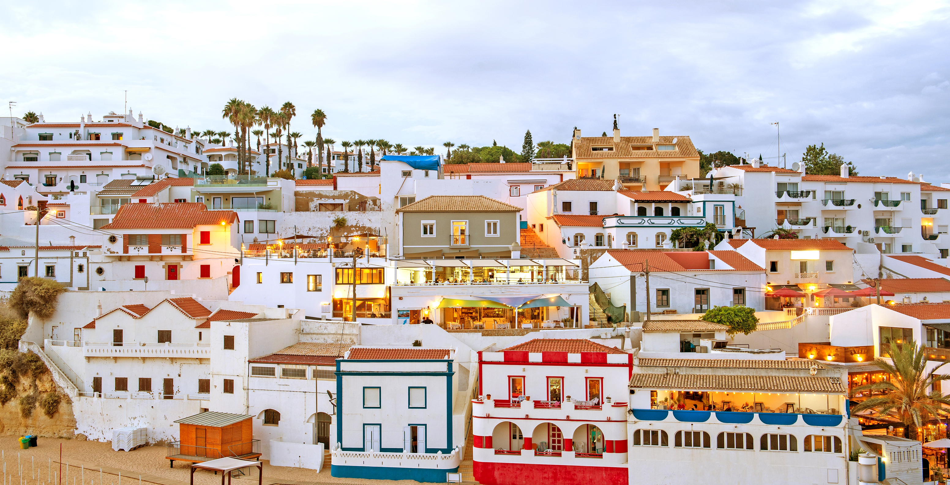 Village de Carvoeiro, avec plusieurs maisons de l'Algarve, illuminées par la lumière du crépuscule