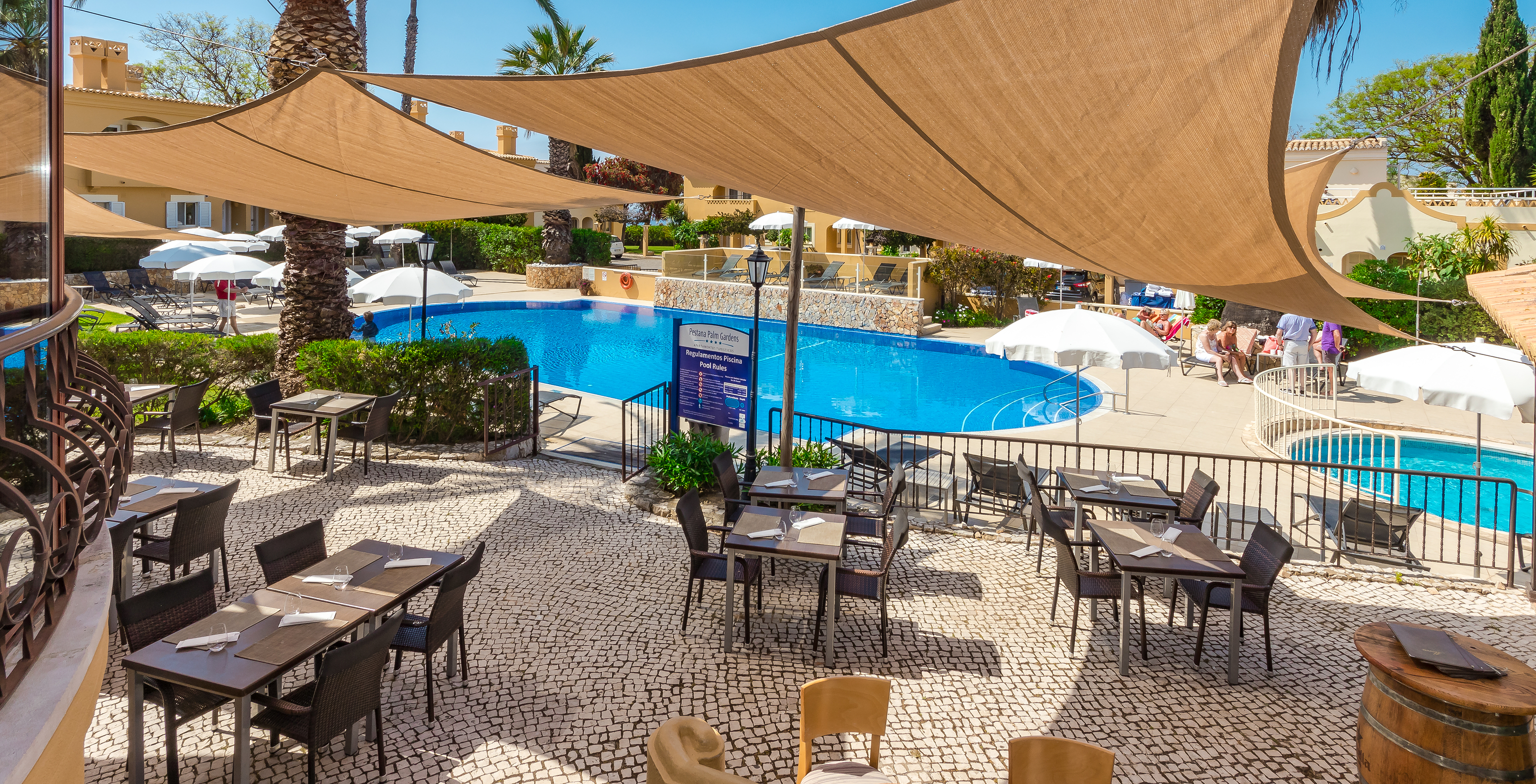 Vue du restaurant avec terrasse, sur la piscine extérieure de l'hôtel au Carvoeiro, Pestana Palm Gardens
