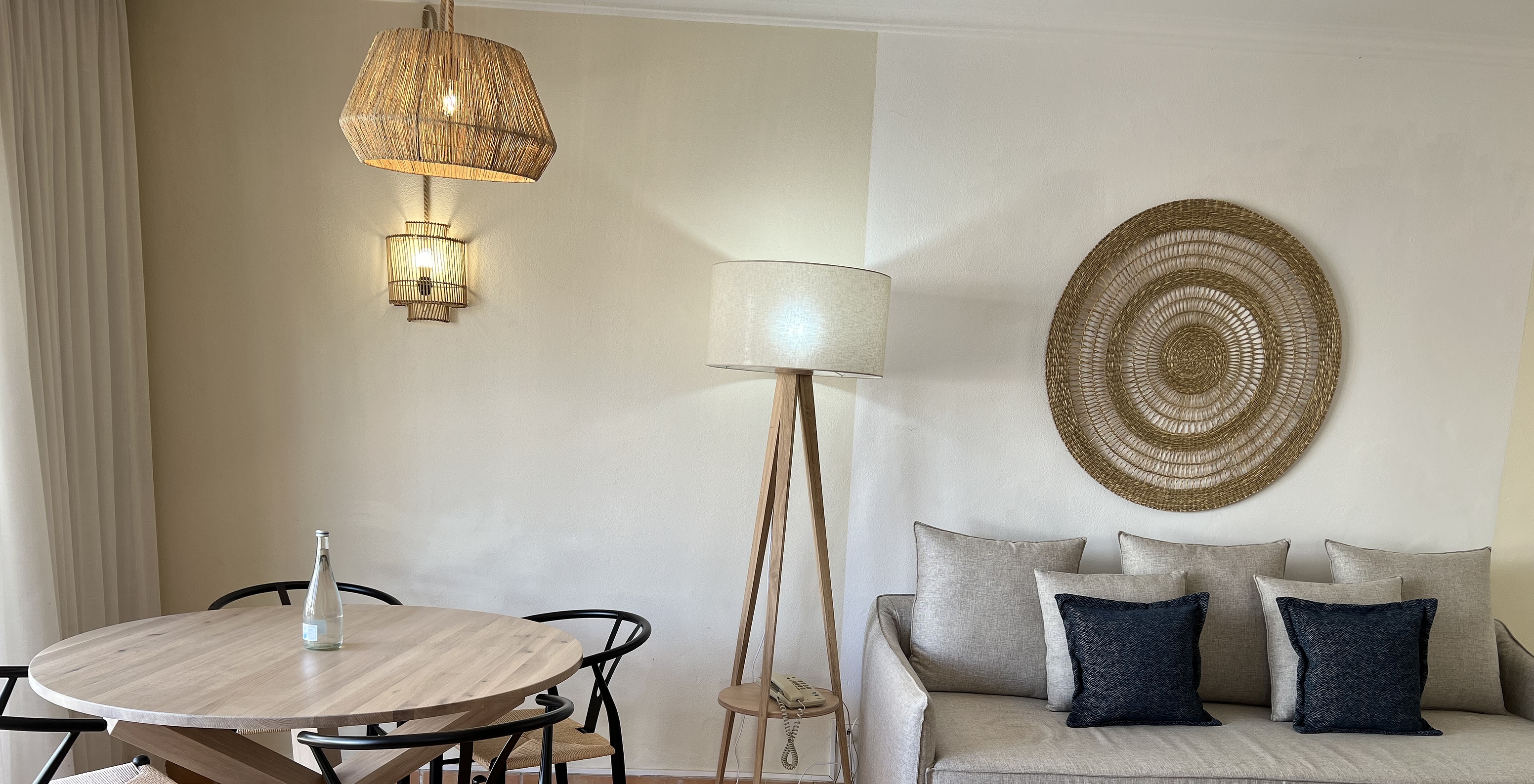 L'Appartement T1 Standard du Pestana Palm Gardens a un salon avec canapé et coussins et une table ronde