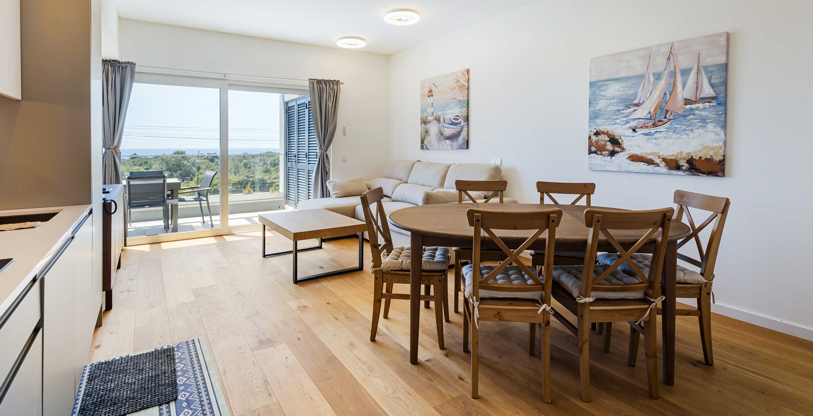 Appartement au Pestana Valley Nature Village avec une table à manger, un canapé et une vue