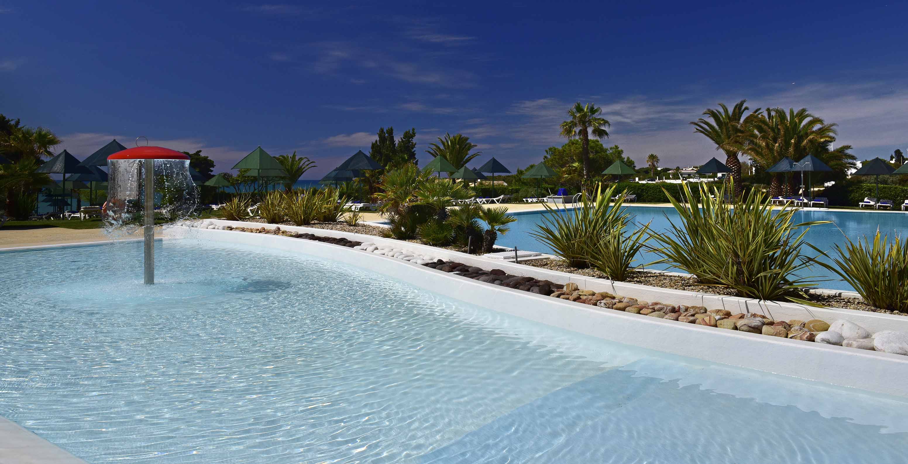 Pestana Viking à Alvor avec piscine pour enfants et adultes avec chaises longues