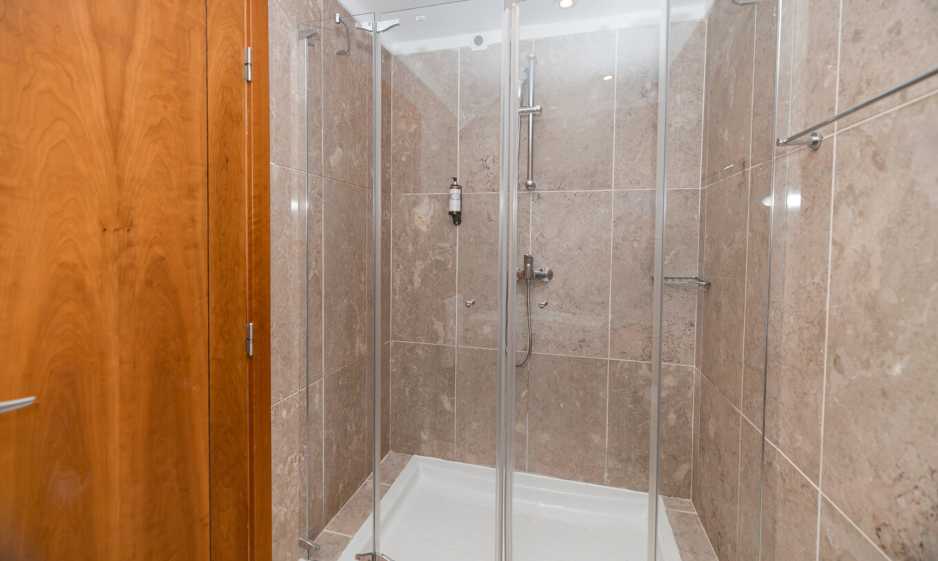 La Suite T2 du Pestana Viking a une salle de bain avec douche et gel douche