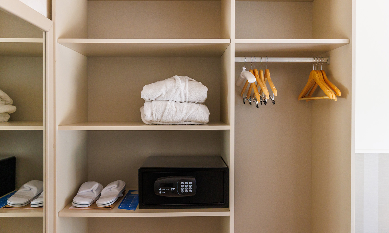 Le Classique Vue Jardin du Pestana Vila Sol - Vilamoura a armoire avec coffre, deux peignoirs et chaussons