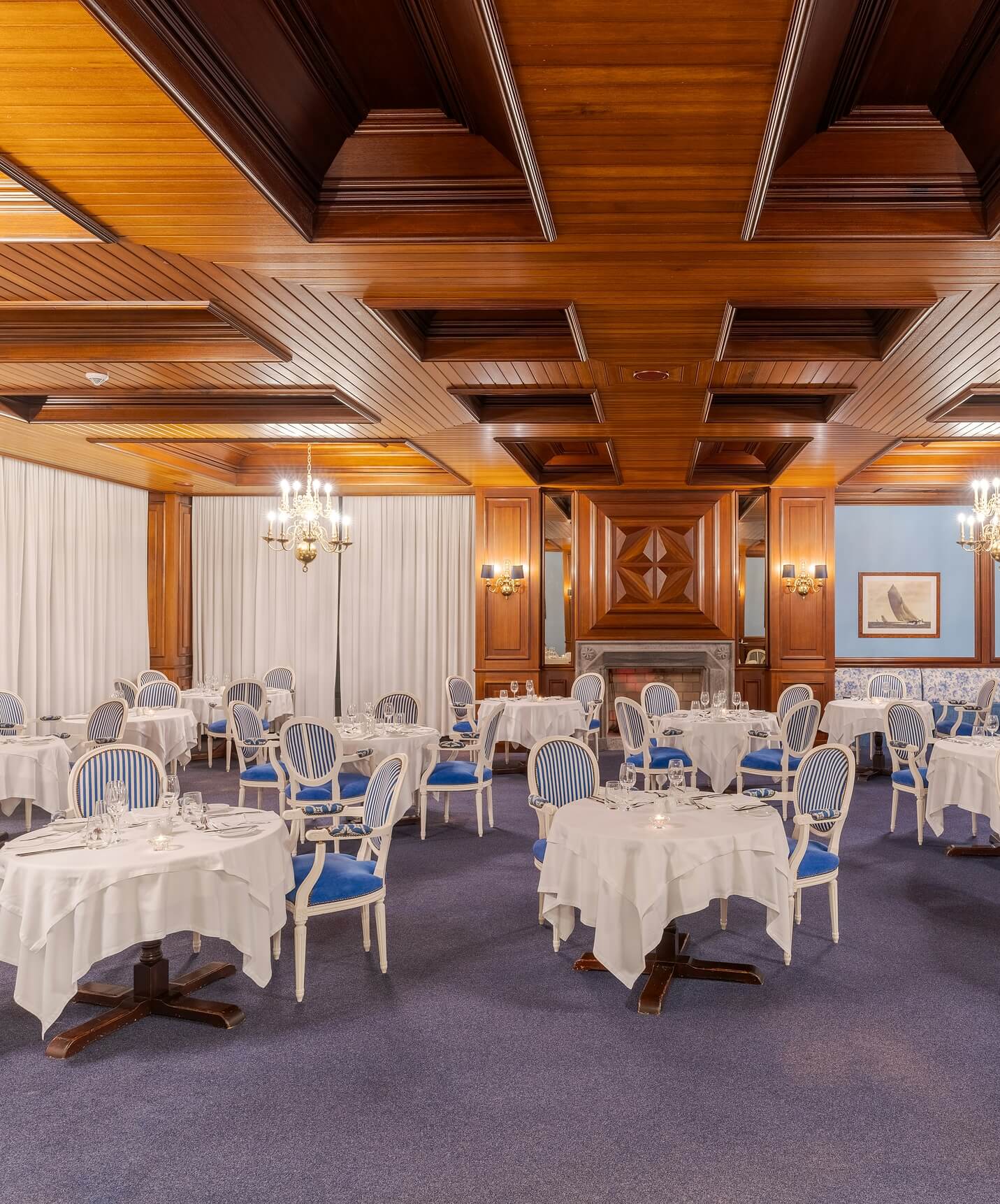 Salle à manger classique du Pestana Bahia Praia avec plafond en bois et nappes blanches
