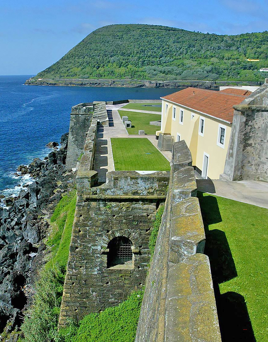 Vue aérienne de la Pousada Forte Angra do Heroísmo, un hôtel de charme historique sur l'île Terceira aux Açores