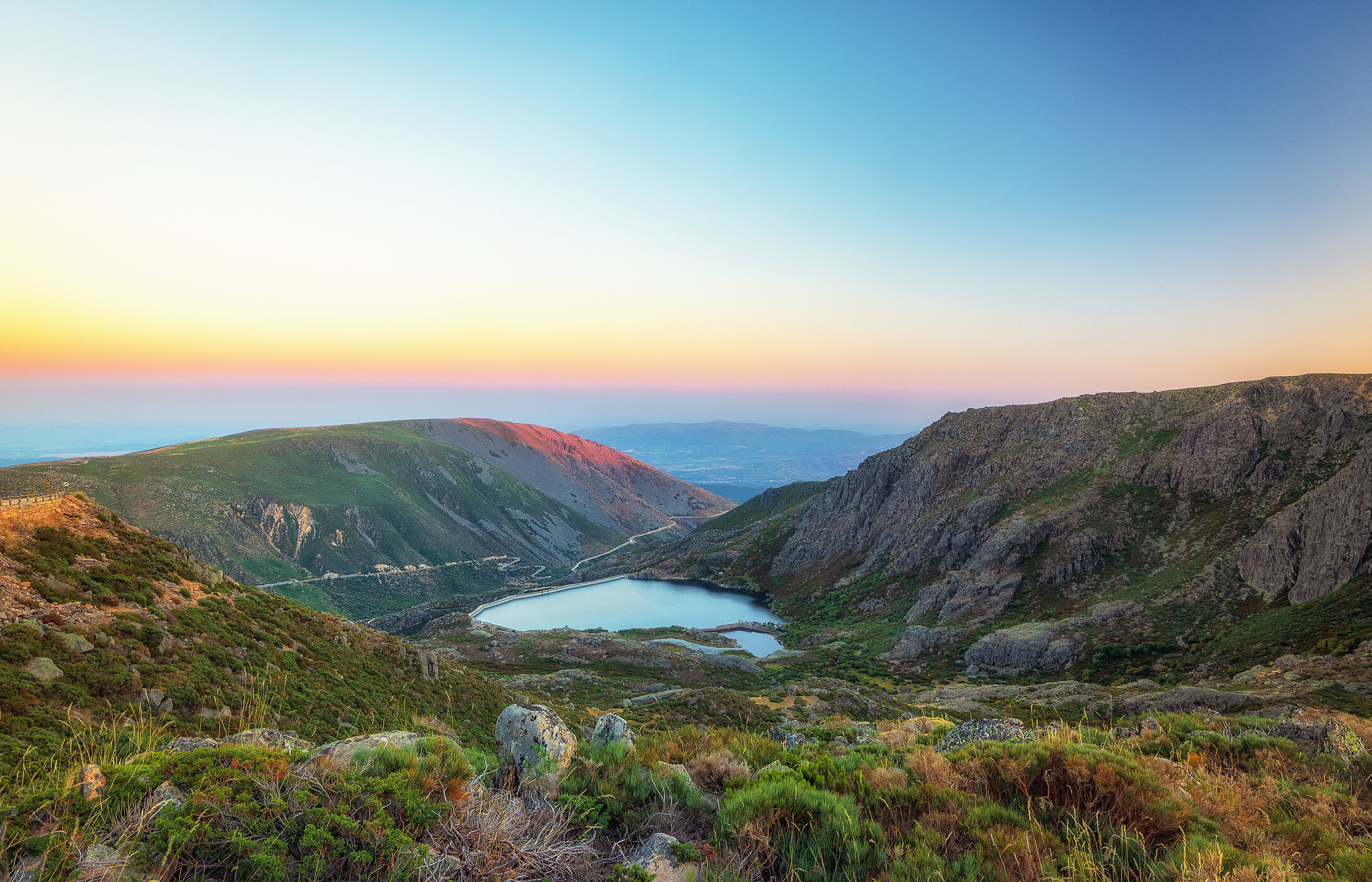 La Serra da Estrela révèle sa beauté naturelle, même sans neige, avec des paysages à couper le souffle et des sentiers enchanteurs
