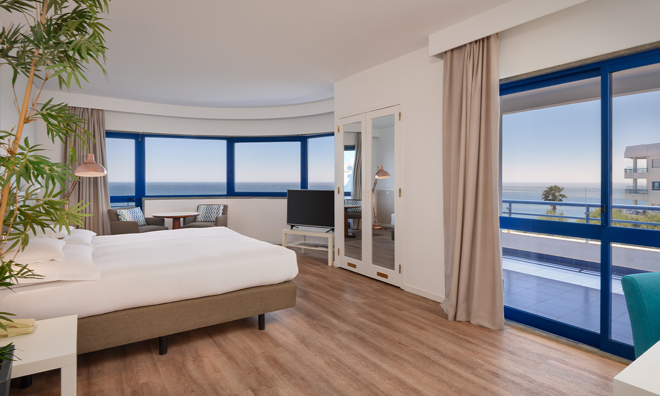 La chambre Deluxe Supérieure Vue Mer du Pestana Cascais dispose d'un lit double, télévision, miroir et vue sur la mer