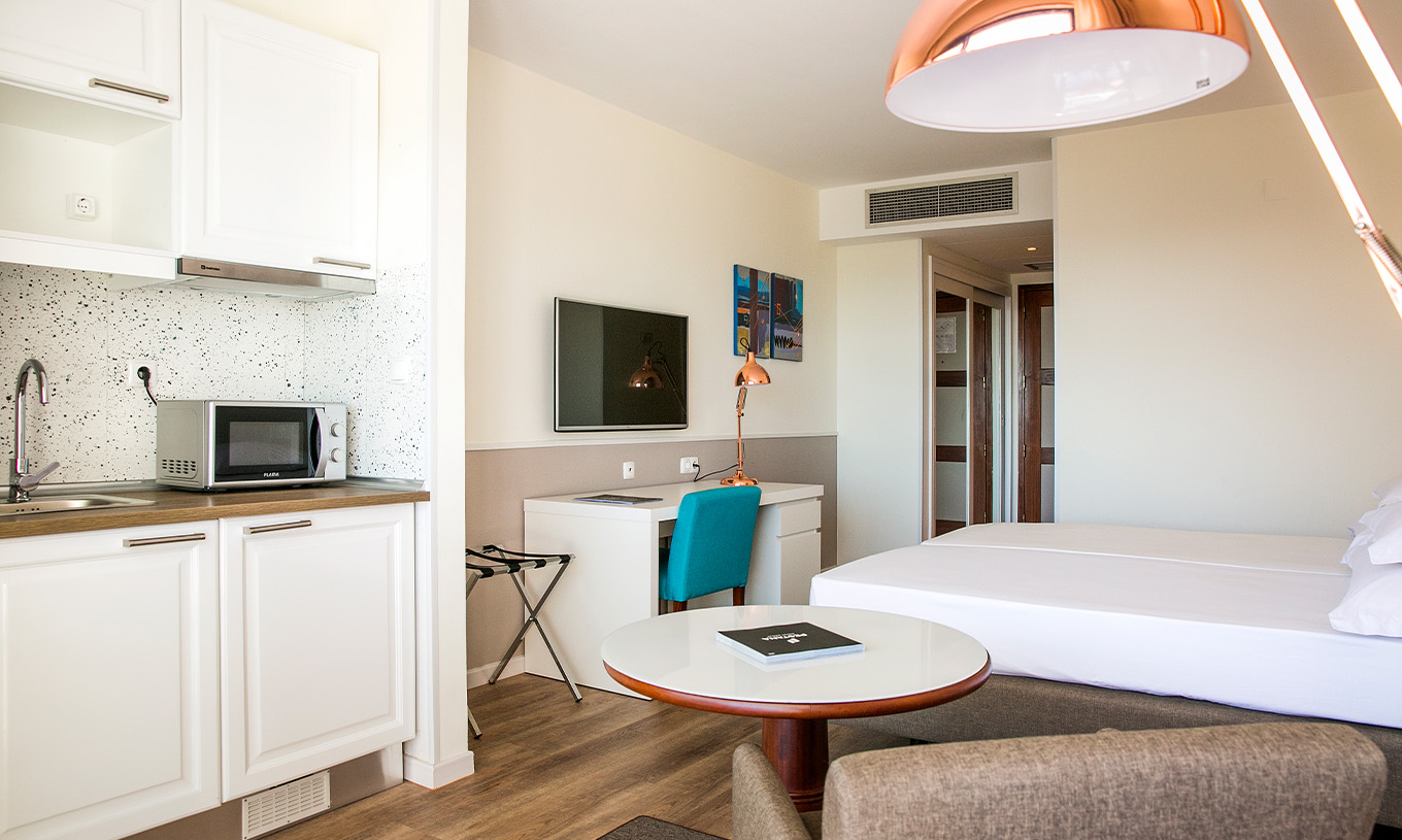 La chambre Deluxe du Pestana Cascais dispose de deux lits individuels, télévision, bureau et kitchenette