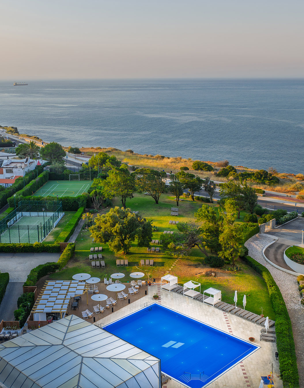 Vue aérienne du Pestana Cascais, un hôtel 4 étoiles à Cascais, avec piscine extérieure et vue sur la mer