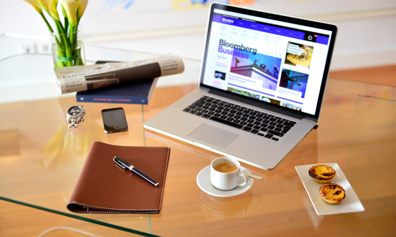 La Suite Vue Mer du Pestana Cidadela Cascais a un bureau où vous pouvez travailler sur l'ordinateur et prendre un café