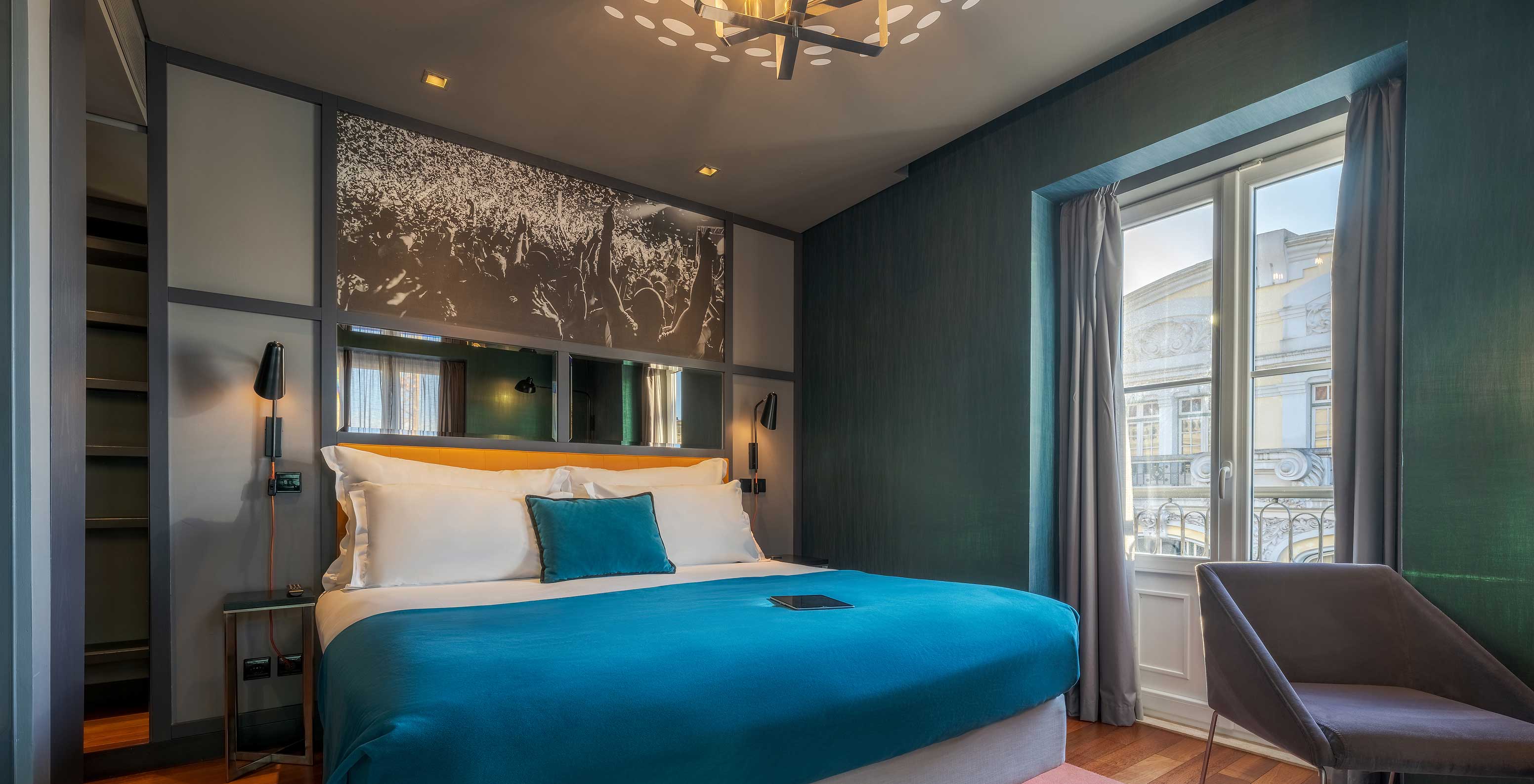 Le CR7 Supérieure du Pestana CR7 Lisboa a un lit double et une fenêtre avec une belle vue