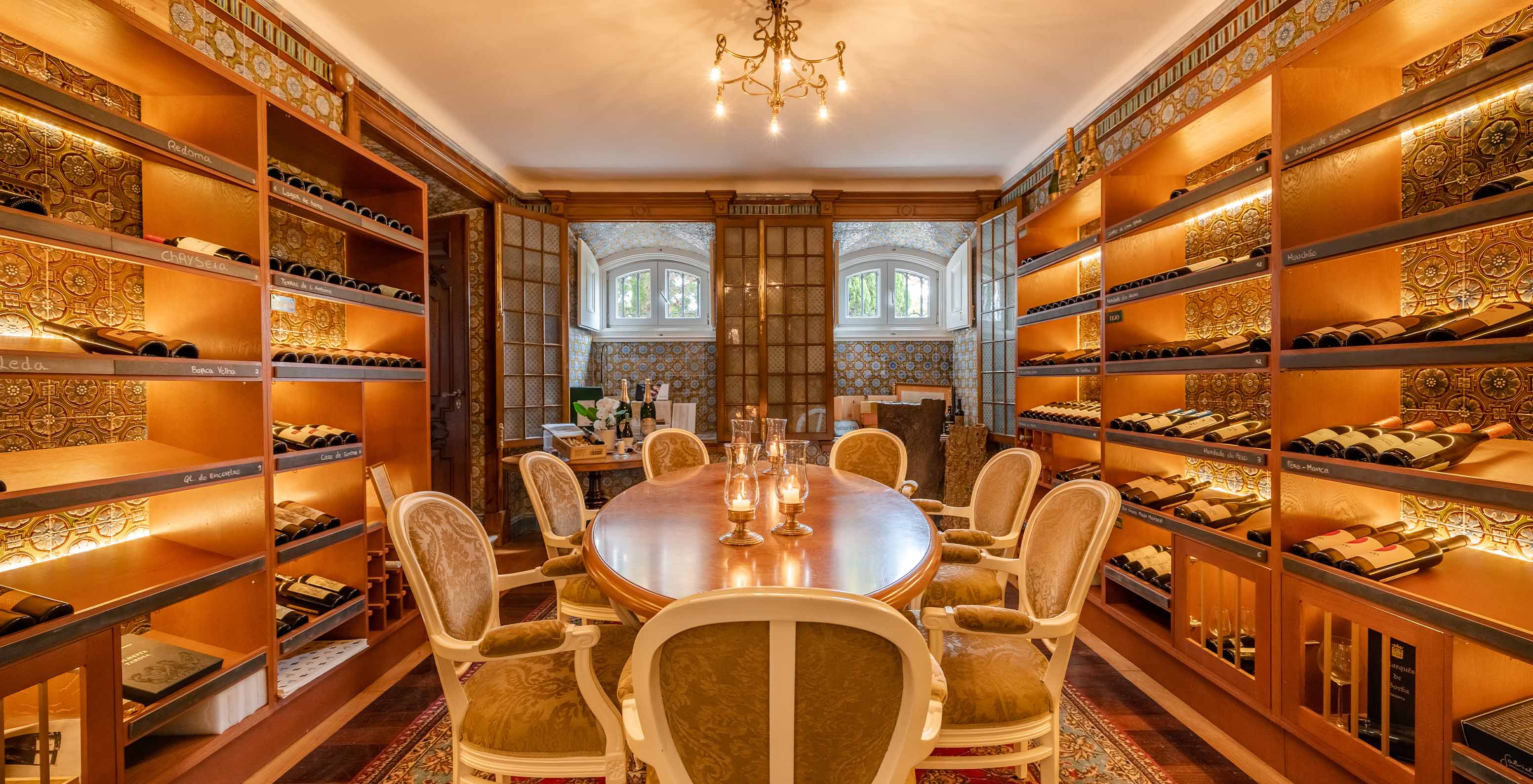 Boutique de vins avec table centrale et design de cave au Palace Lisboa