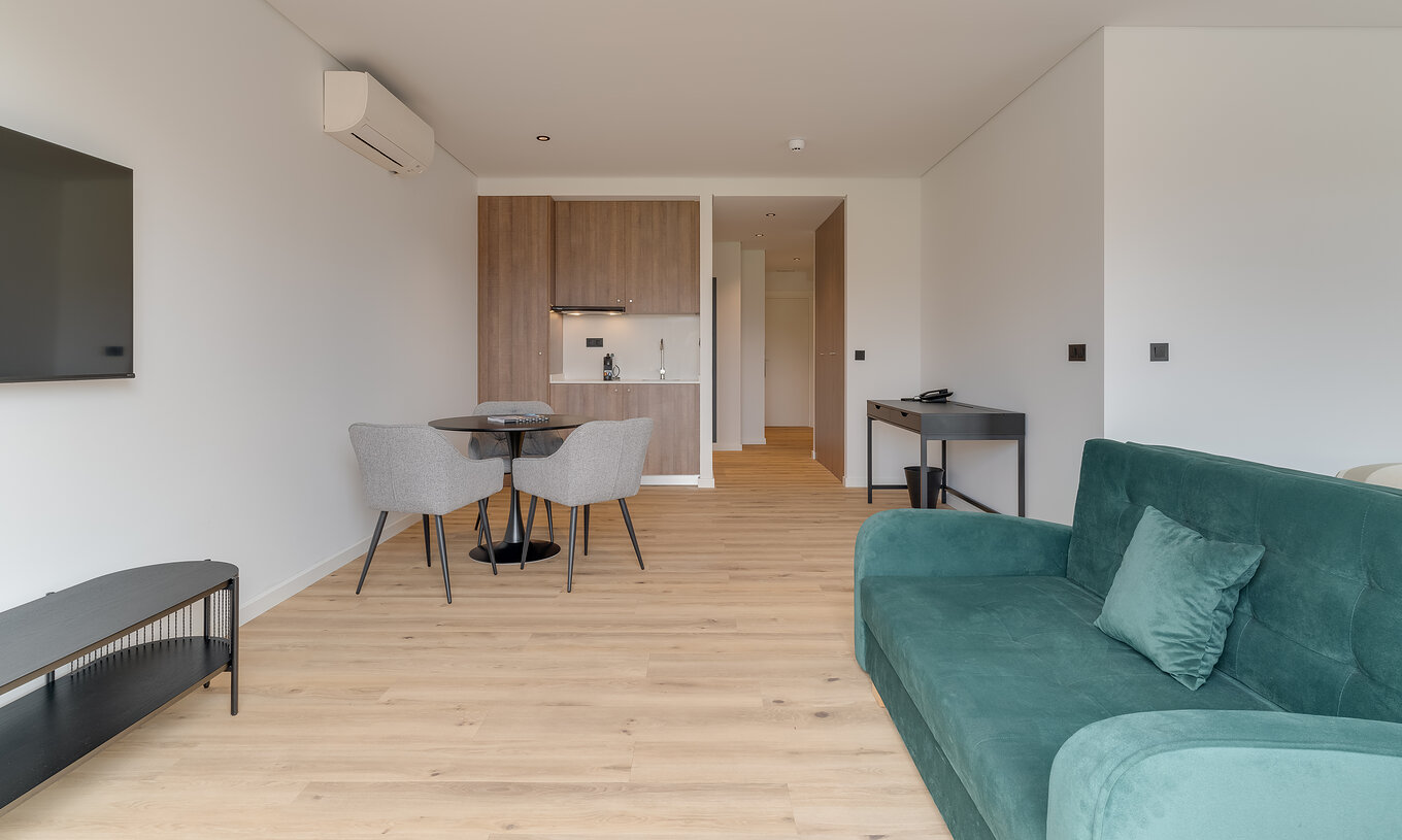 Le Famille avec Balcon - Clubhouse du Pestana Sintra Golf a un canapé, télévision, climatisation, une table et kitchenette