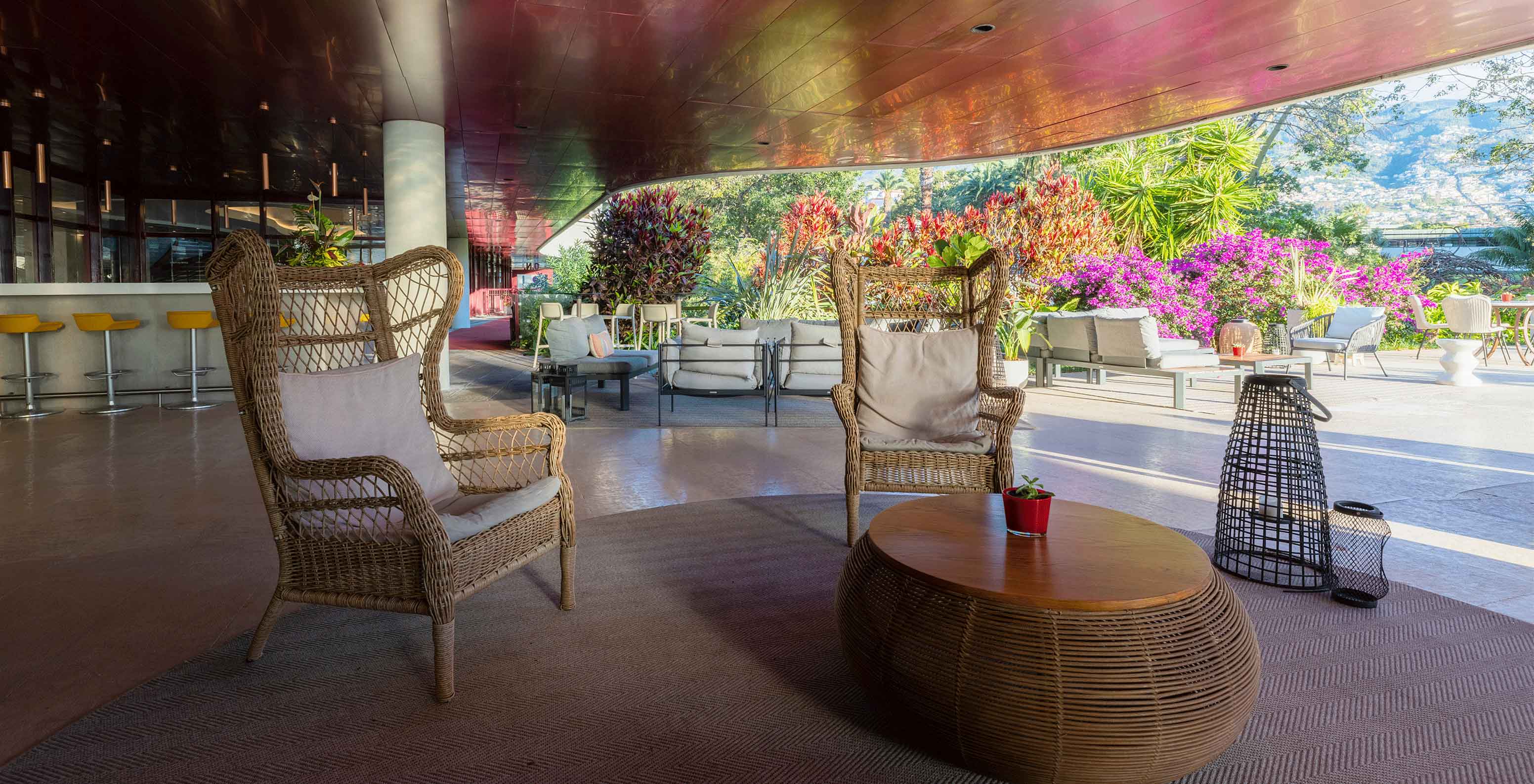 Le bar On de l'hôtel 5 étoiles au centre de Funchal dispose de canapés confortables pour se détendre en prenant un verre