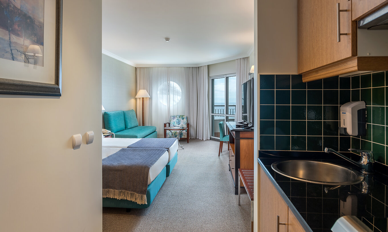 La Chambre Familiale du Pestana Grand a une cuisine avec lavabo avec deux lits simples et un canapé