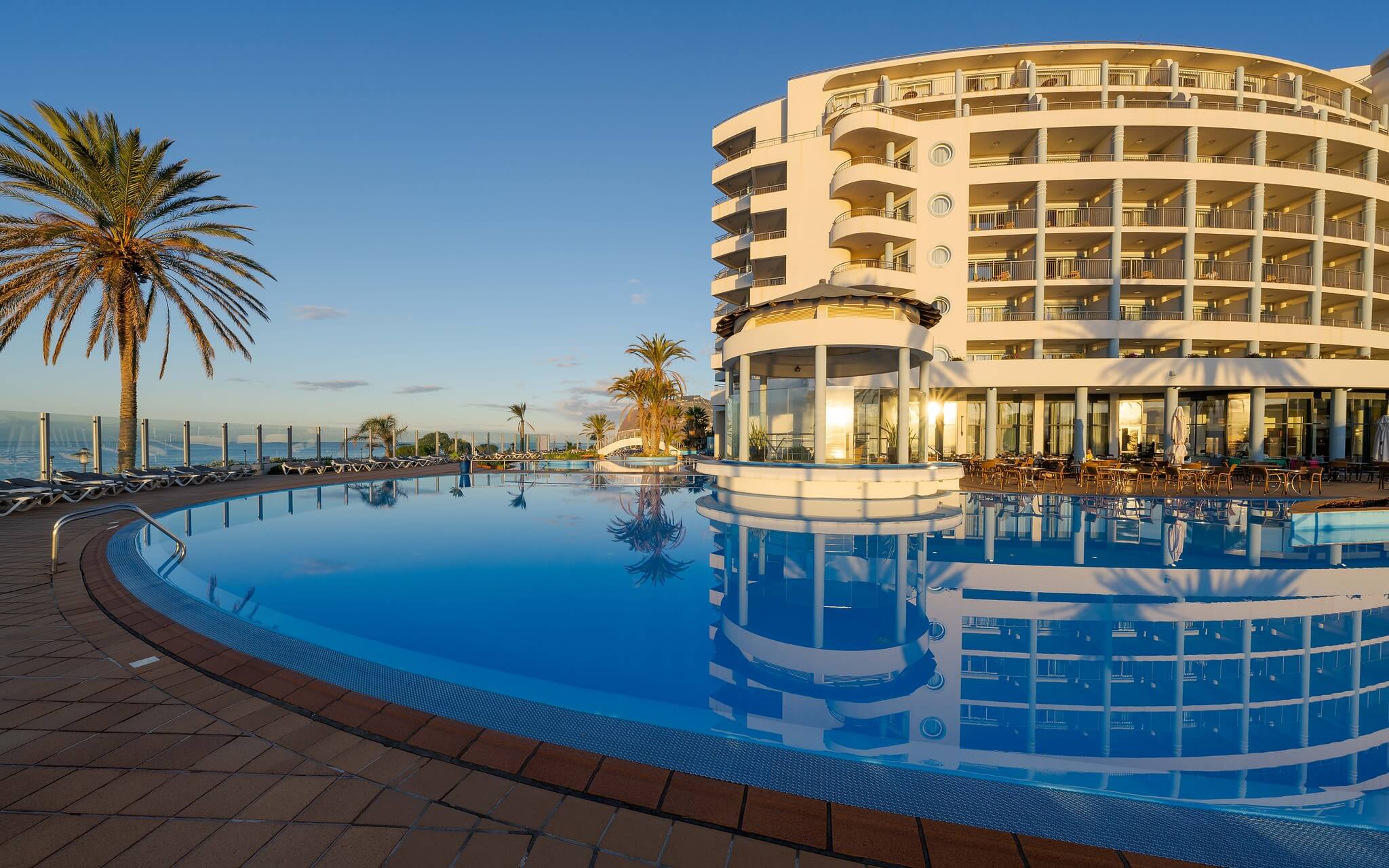 Vue extérieure du bâtiment du Pestana Grand, un hôtel 5 étoiles avec spa sur la mer à Madère